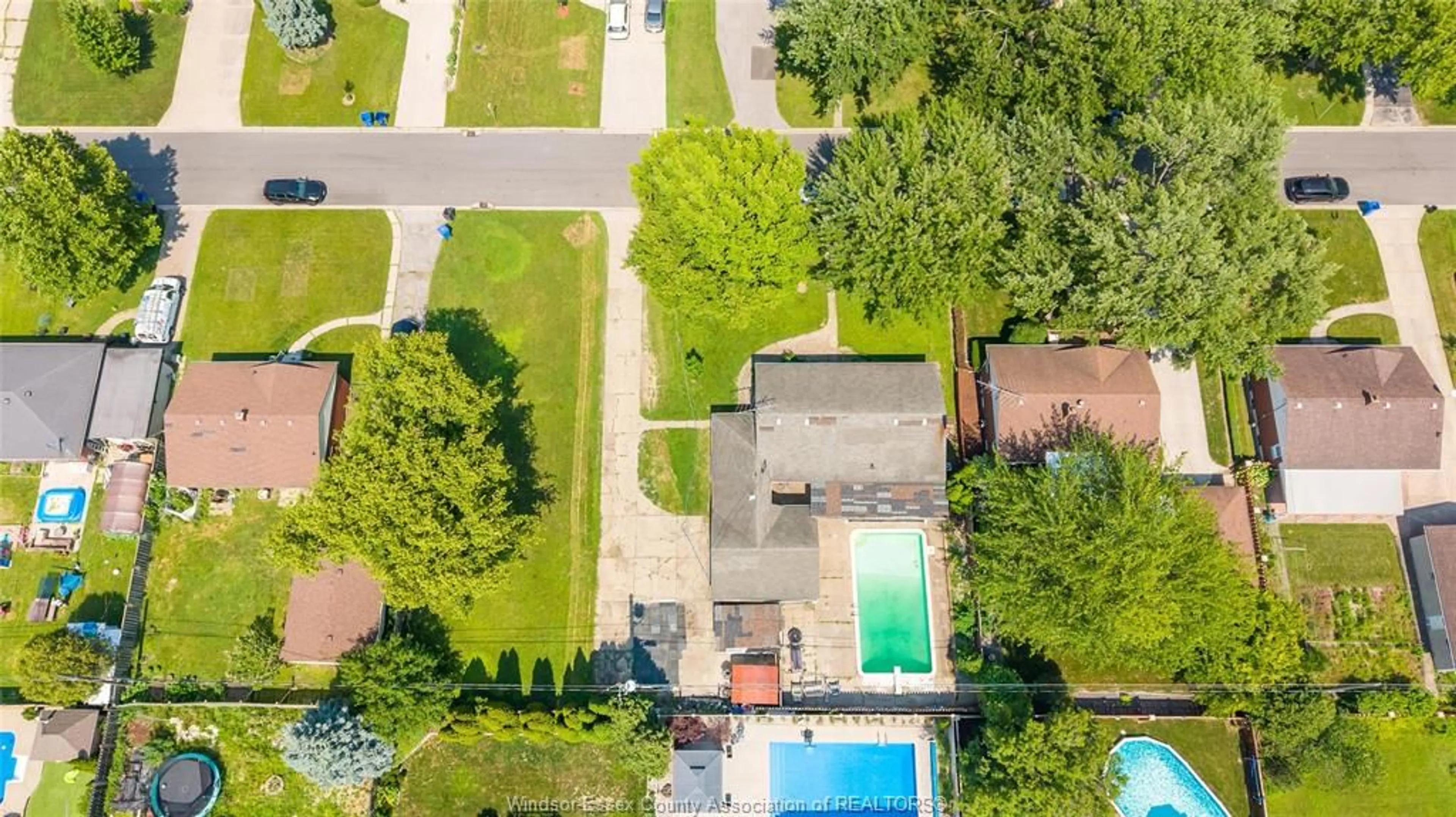 A pic from outside/outdoor area/front of a property/back of a property/a pic from drone, street for 2605 ASKIN Ave, Windsor Ontario N9E 3H8