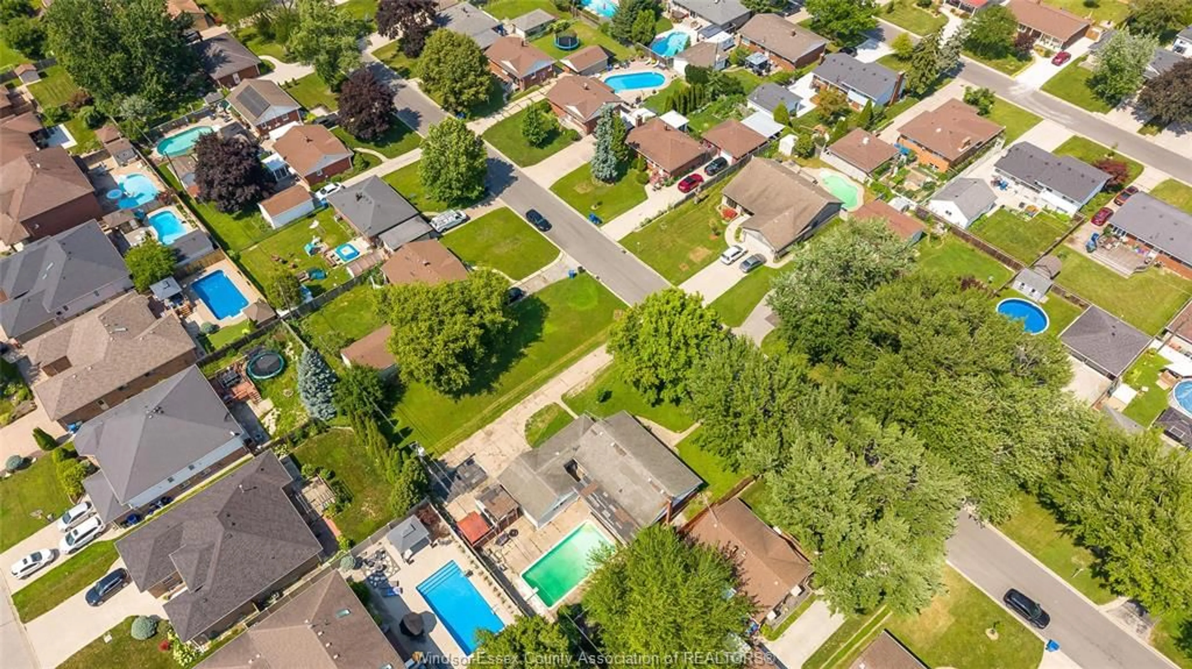 A pic from outside/outdoor area/front of a property/back of a property/a pic from drone, street for 2605 ASKIN Ave, Windsor Ontario N9E 3H8