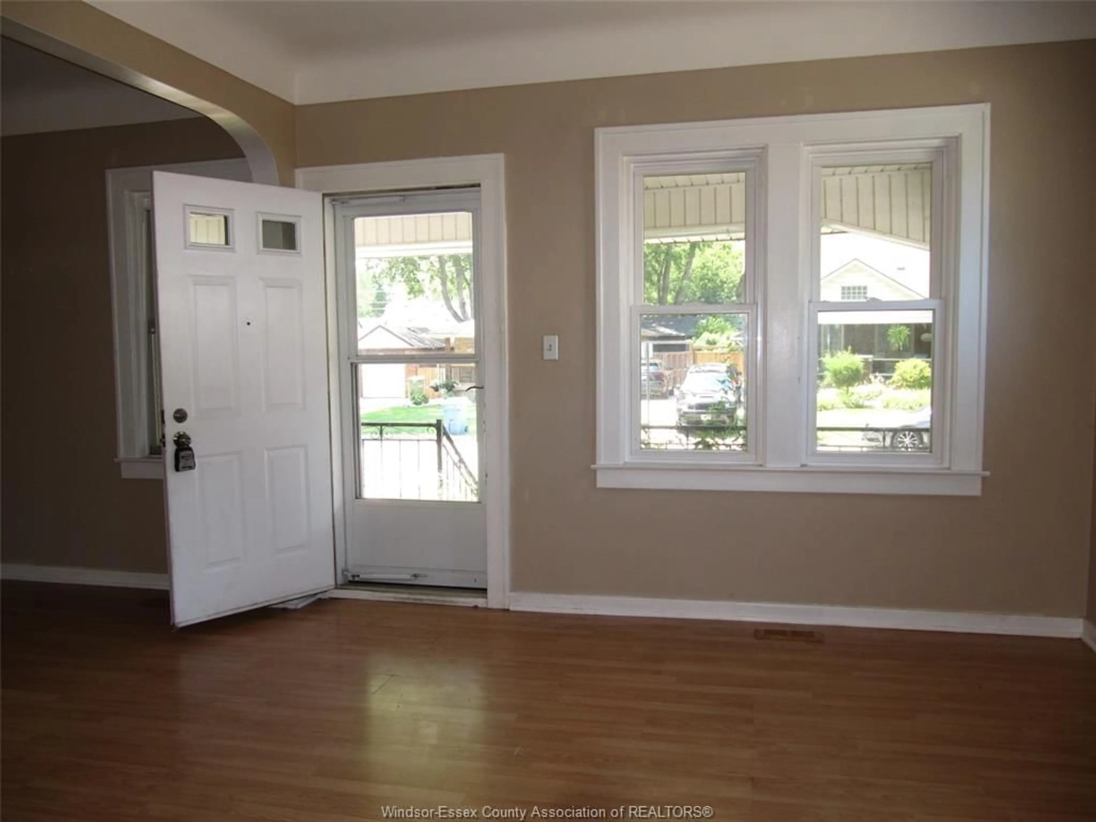 Indoor entryway for 958 Edward, Windsor Ontario N8S 2Z8