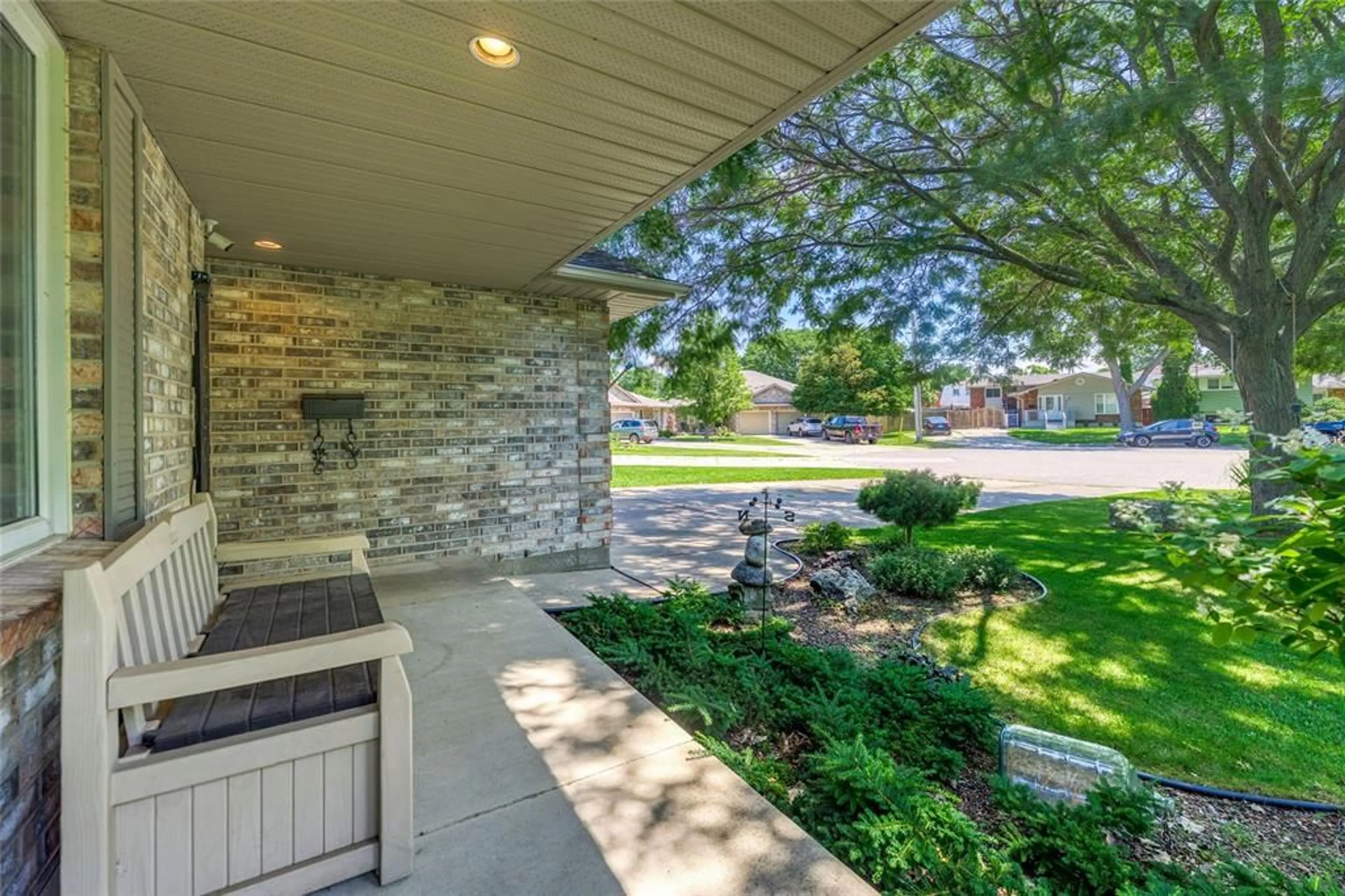 Patio, street for 930 Assiniboine Cres, Sarnia Ontario N7T 7C5