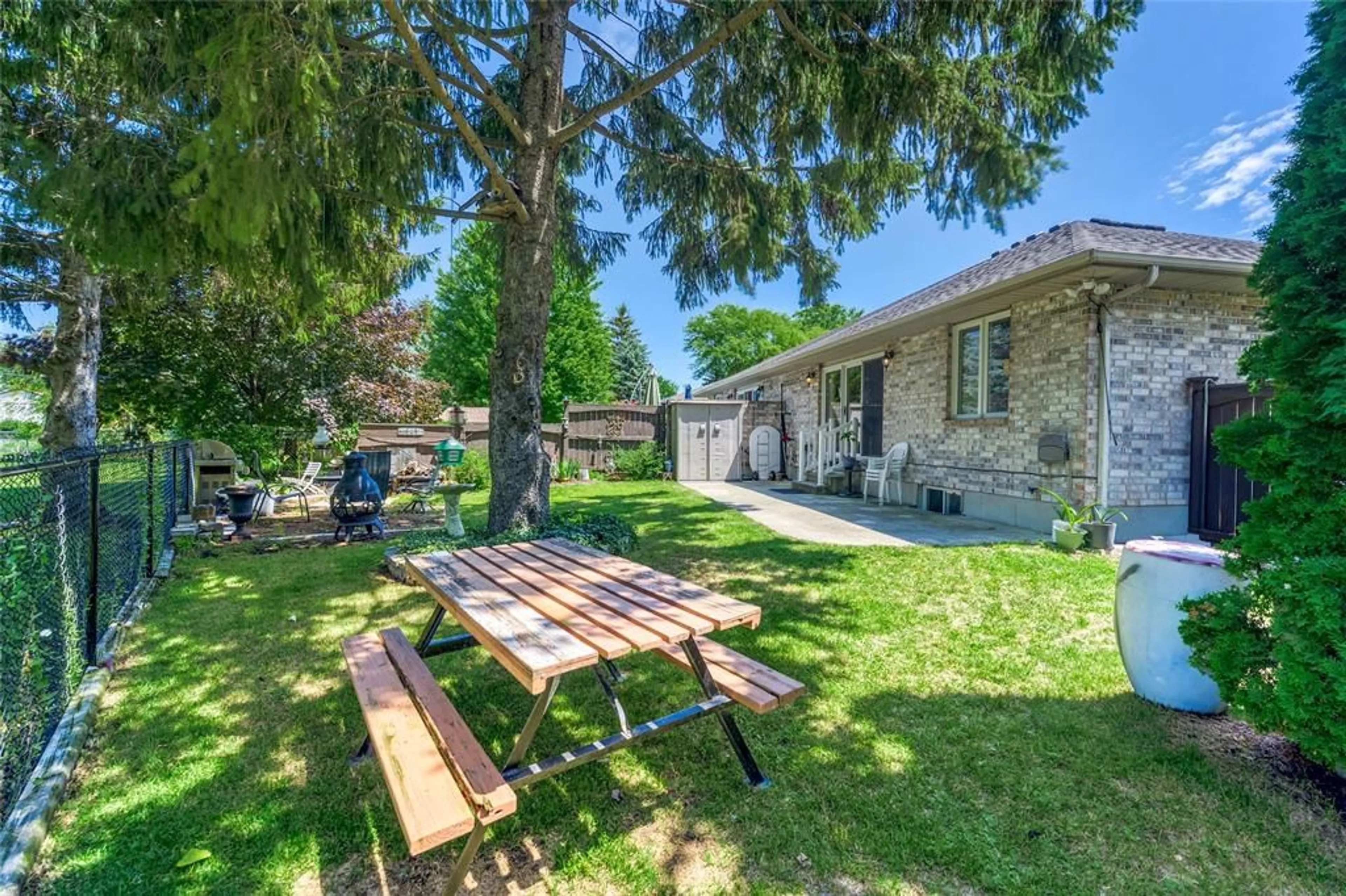 Patio, street for 930 Assiniboine Cres, Sarnia Ontario N7T 7C5