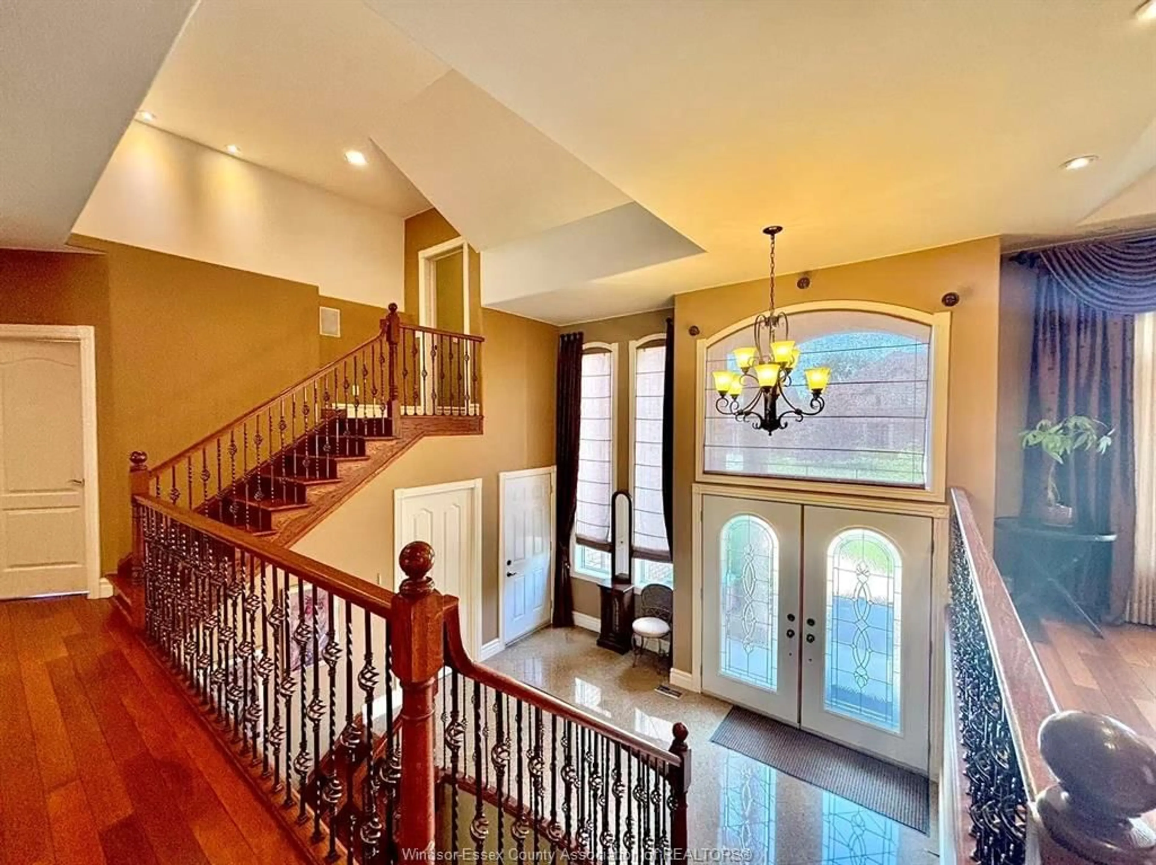 Indoor foyer for 1152 JILLIAN Crt, Lakeshore Ontario N8L 0W8