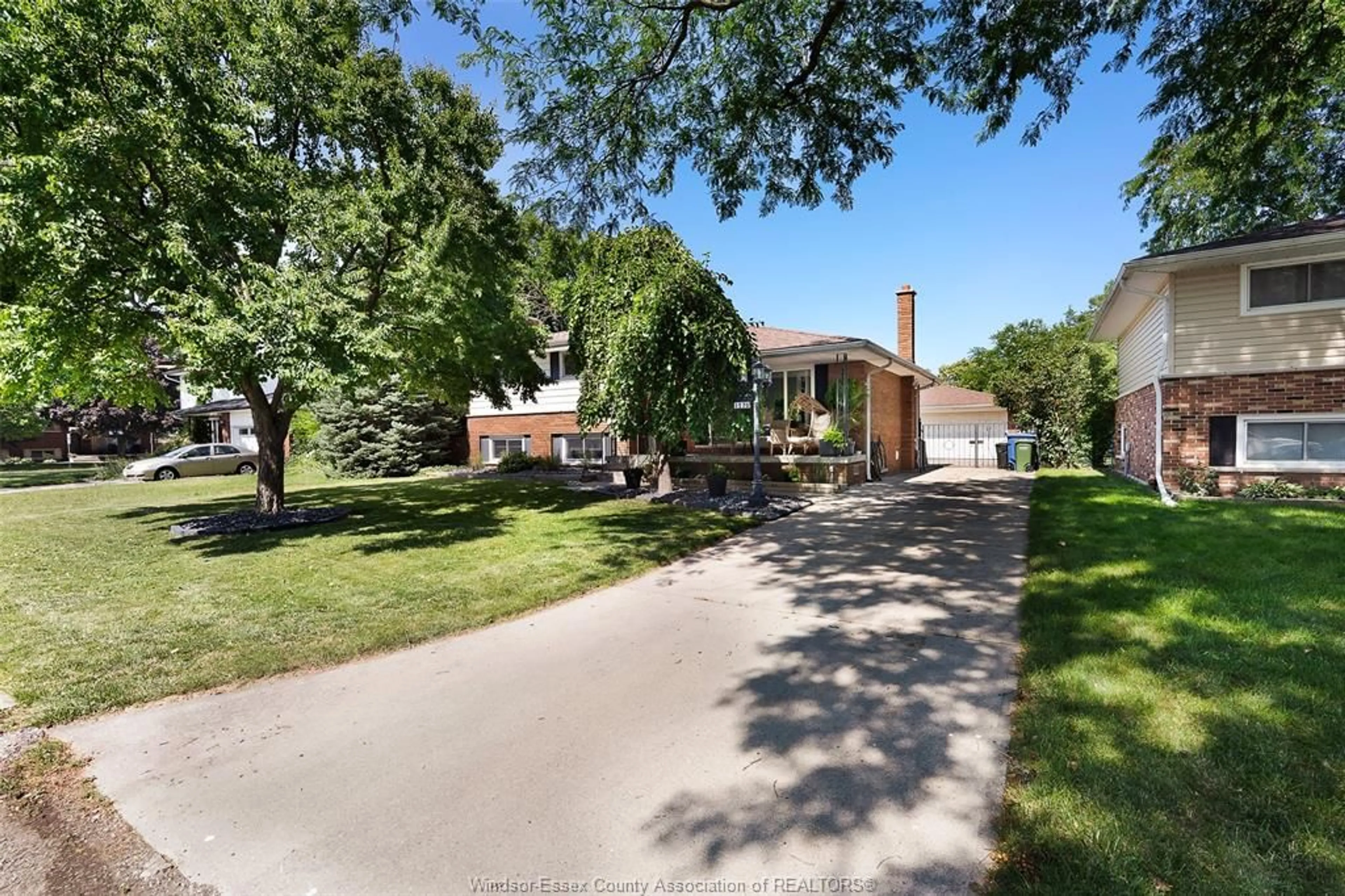 A pic from outside/outdoor area/front of a property/back of a property/a pic from drone, street for 1170 GARDEN COURT Dr, Windsor Ontario N8S 2S3