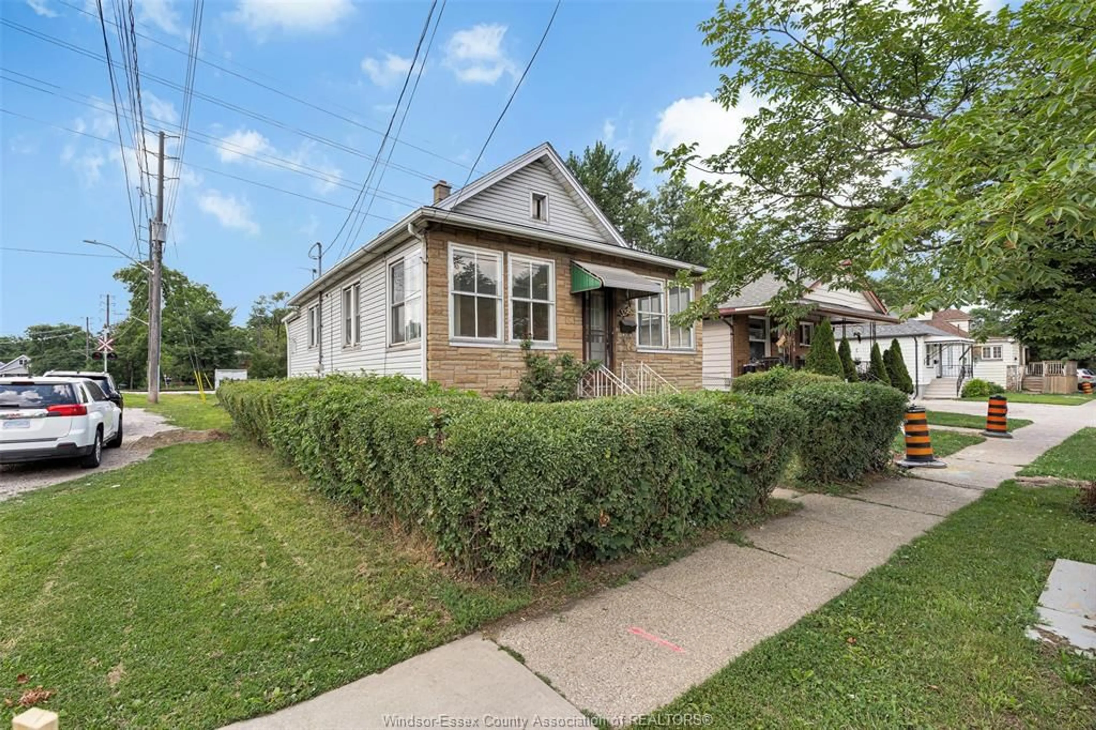 Unknown for 3298 COLLEGE, Windsor Ontario N9C 1S6