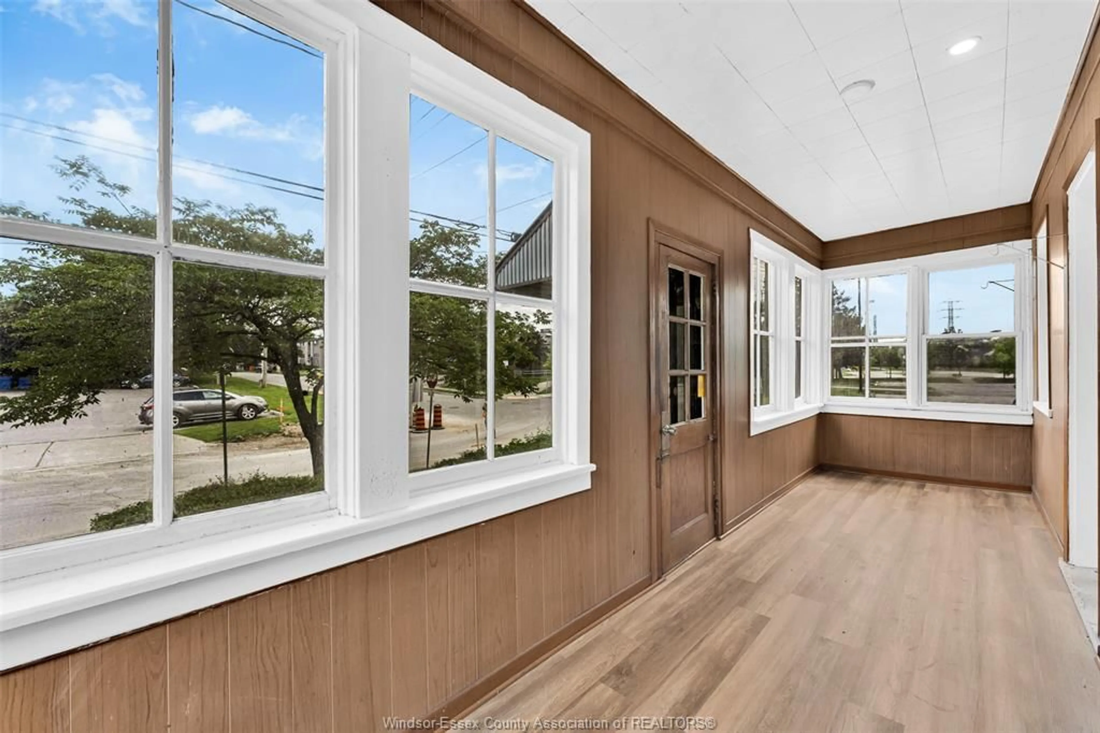 Indoor entryway for 3298 COLLEGE, Windsor Ontario N9C 1S6