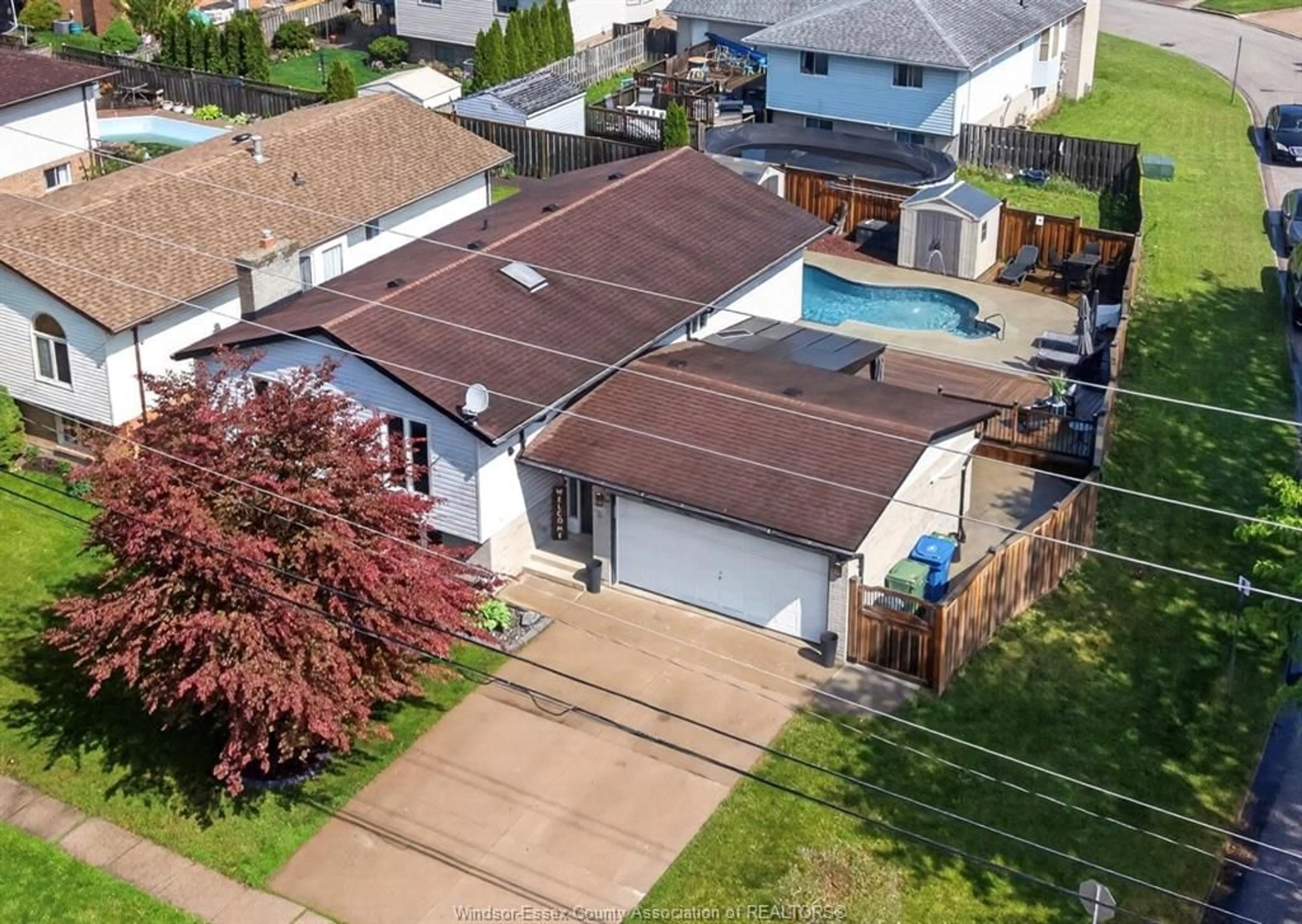 A pic from outside/outdoor area/front of a property/back of a property/a pic from drone, street for 8492 Jerome, Windsor Ontario N8S 4S1