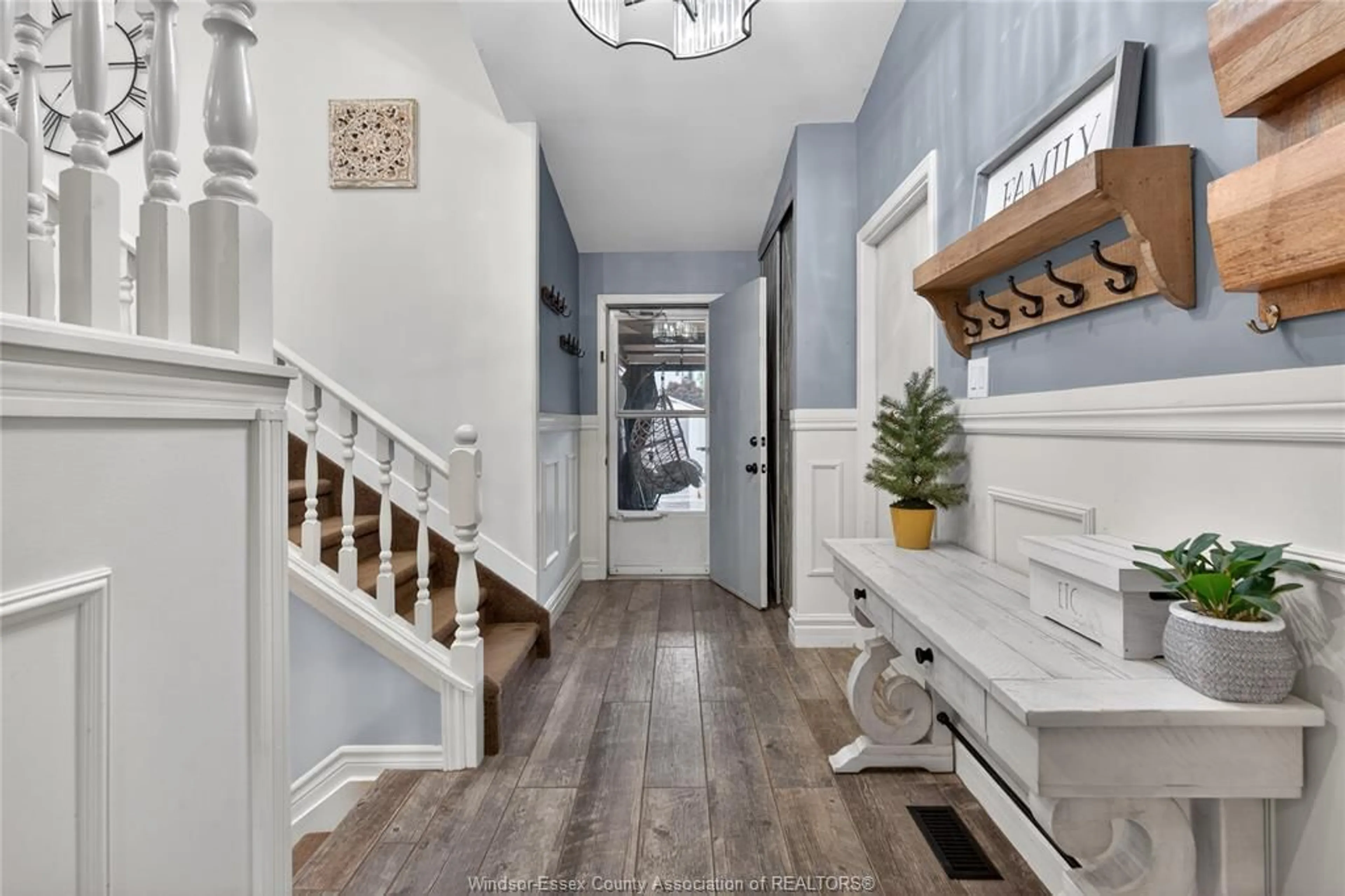 Indoor entryway for 8492 Jerome, Windsor Ontario N8S 4S1