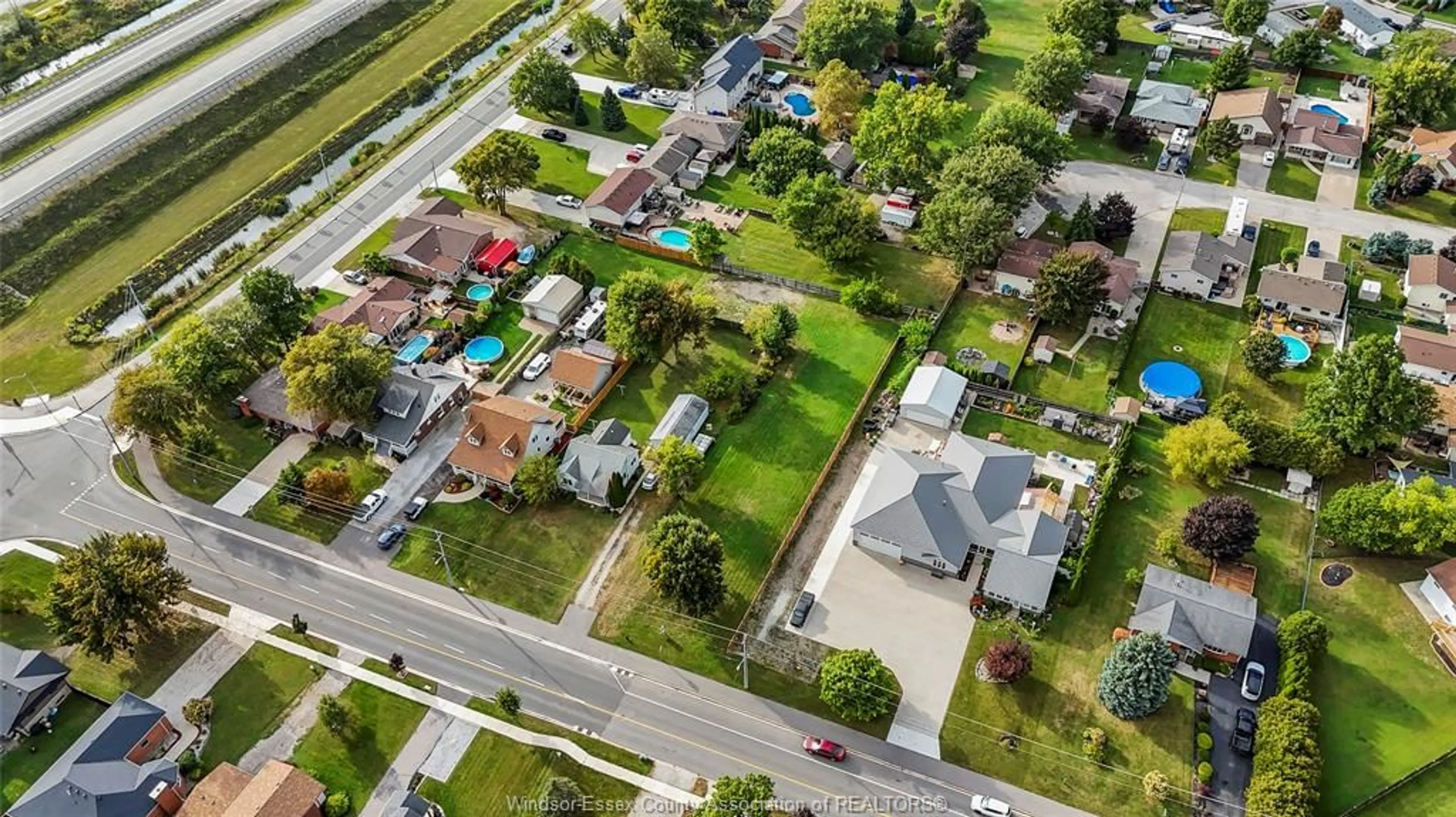 A pic from outside/outdoor area/front of a property/back of a property/a pic from drone, street for 333 Victoria St, Essex Ontario N8M 1N6