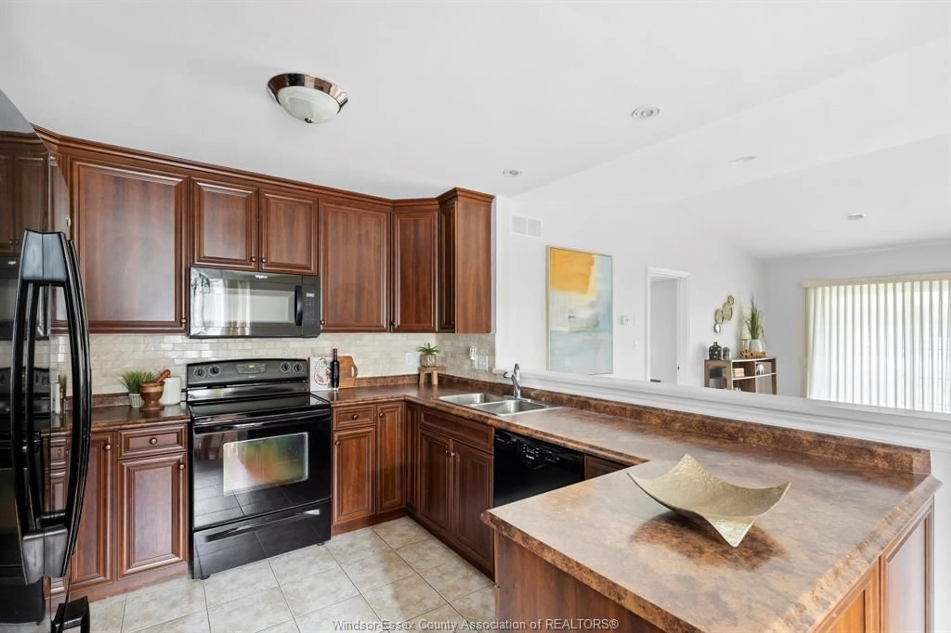 Open concept kitchen, ceramic/tile floor for 11096 STURGEON St, Windsor Ontario N8P 1M4