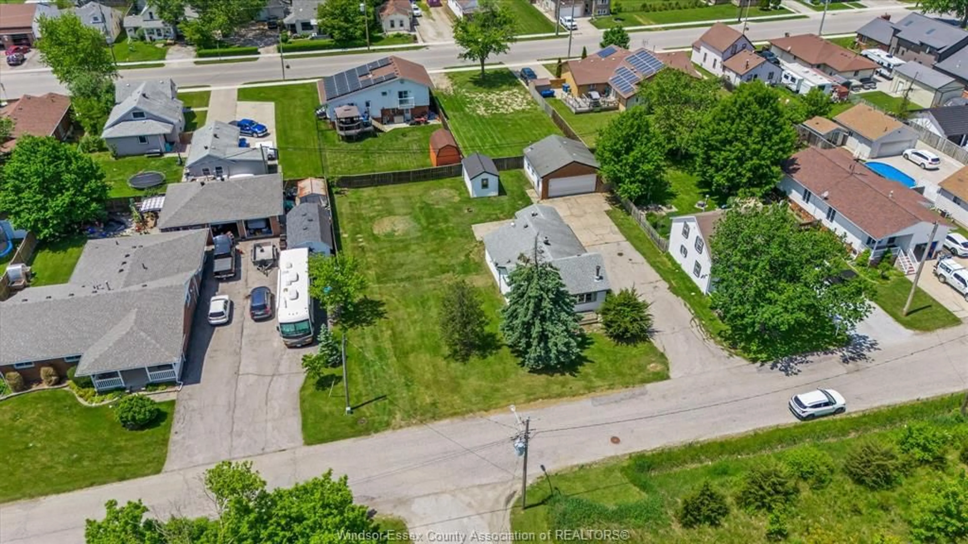 A pic from outside/outdoor area/front of a property/back of a property/a pic from drone, street for 510 ARQUETTE Ave, Essex Ontario N0R 1J0