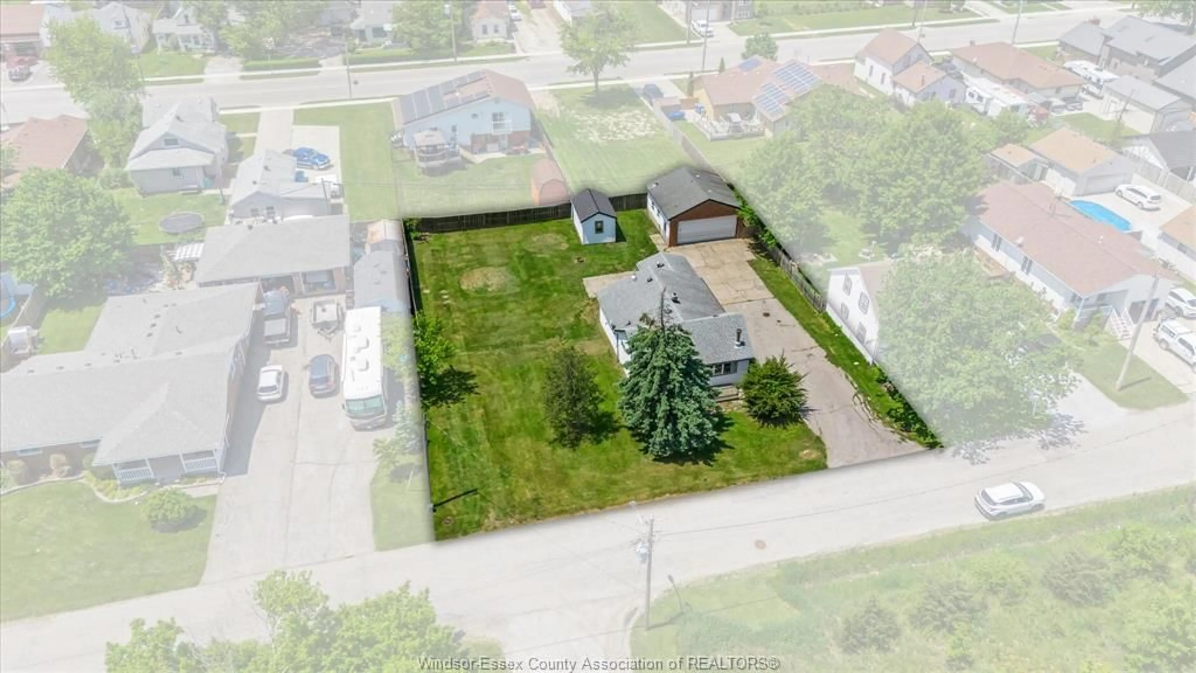 A pic from outside/outdoor area/front of a property/back of a property/a pic from drone, street for 510 ARQUETTE Ave, Essex Ontario N0R 1J0