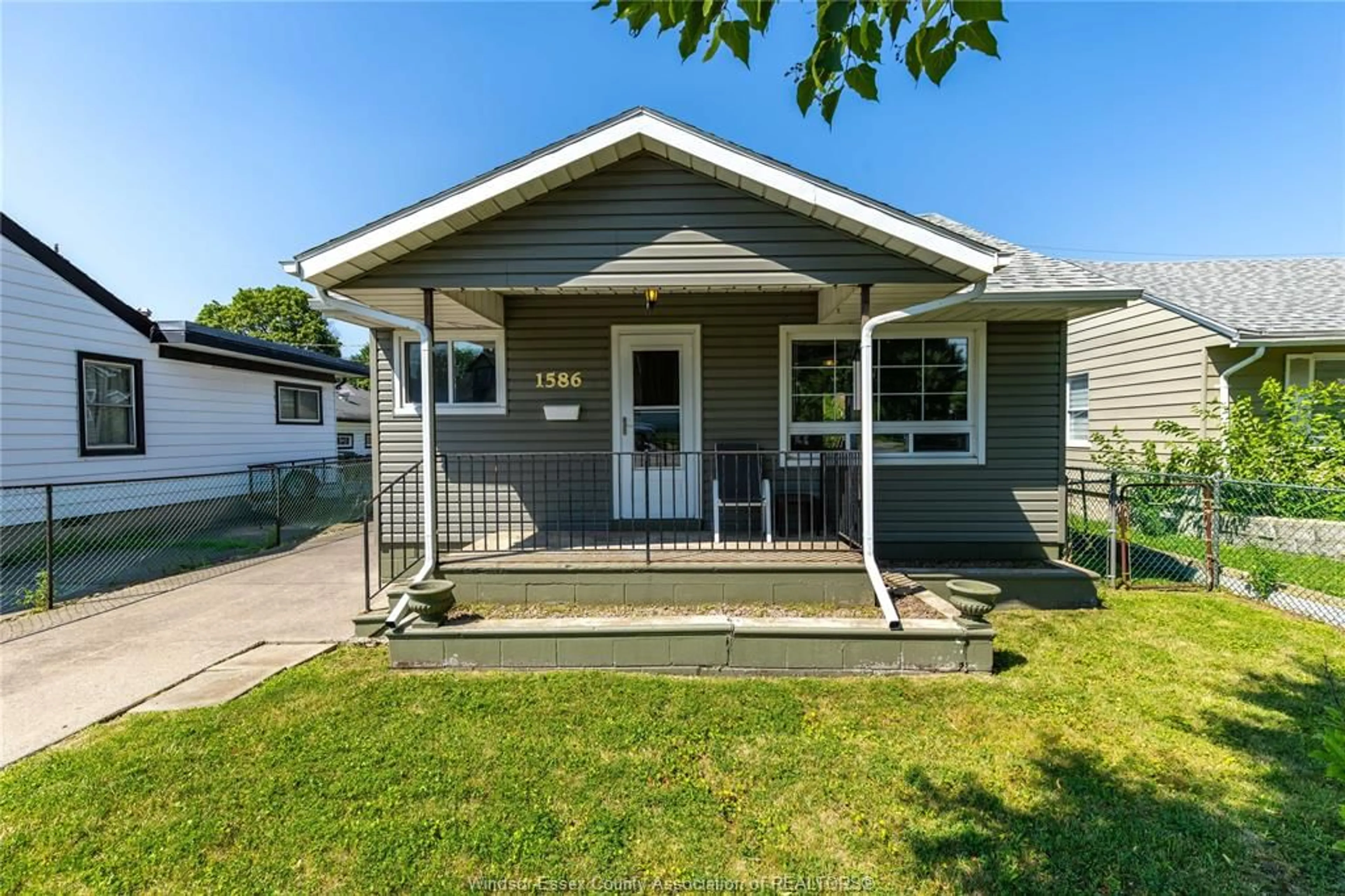 Home with vinyl exterior material, street for 1586 PRINCE, Windsor Ontario N9C 3B3