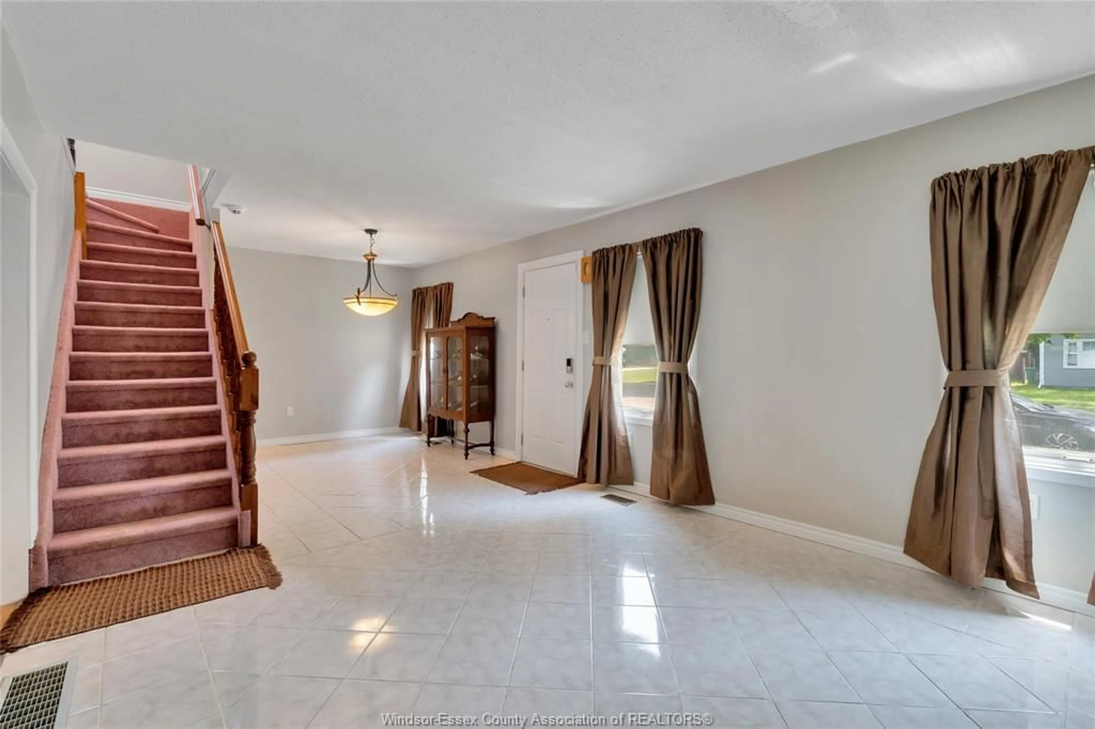 Indoor foyer for 3612 Girardot, Windsor Ontario N9C 1W5