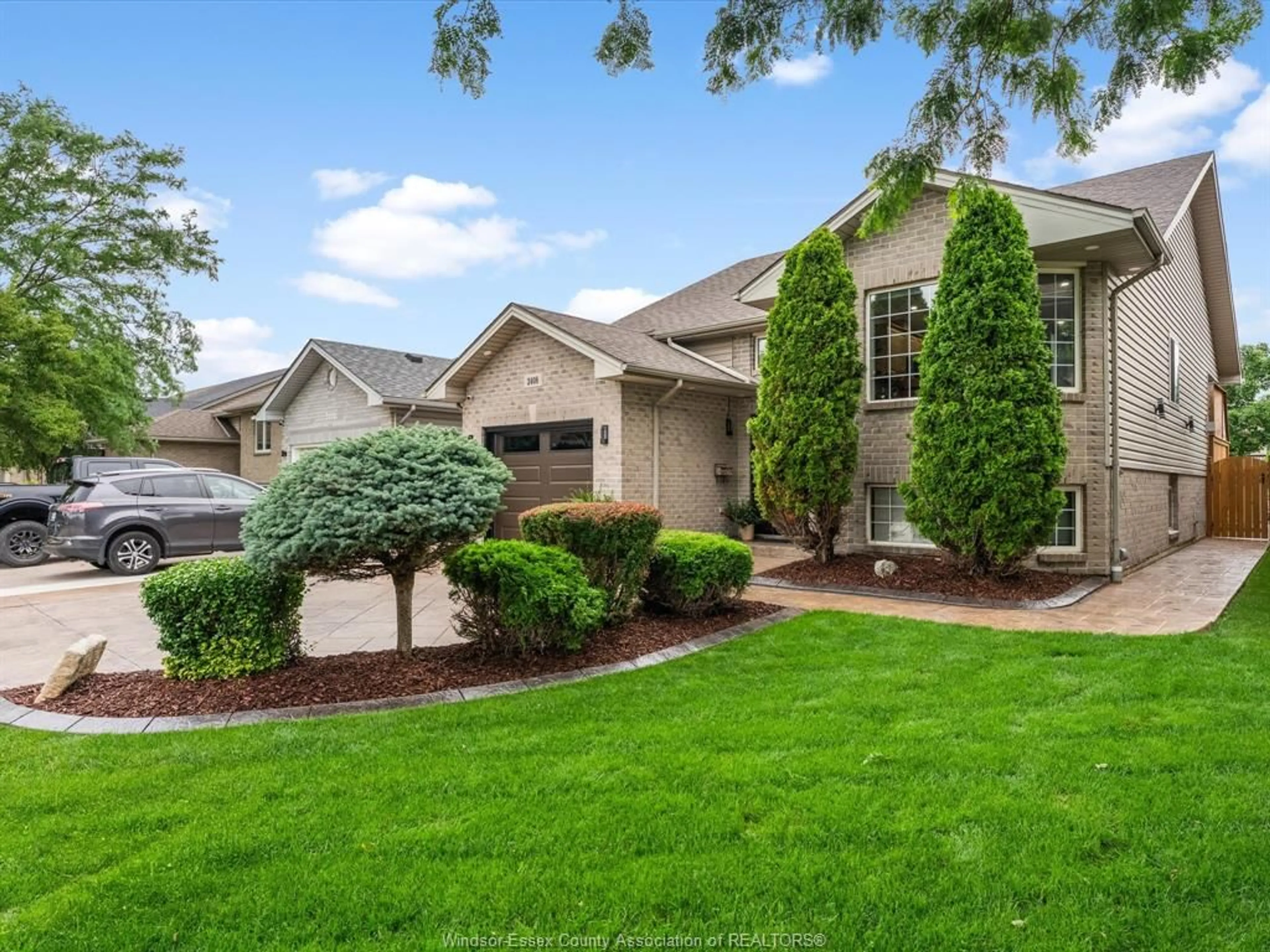 Home with vinyl exterior material, unknown for 2408 WATERFORD Ave, Windsor Ontario N8P 1S1
