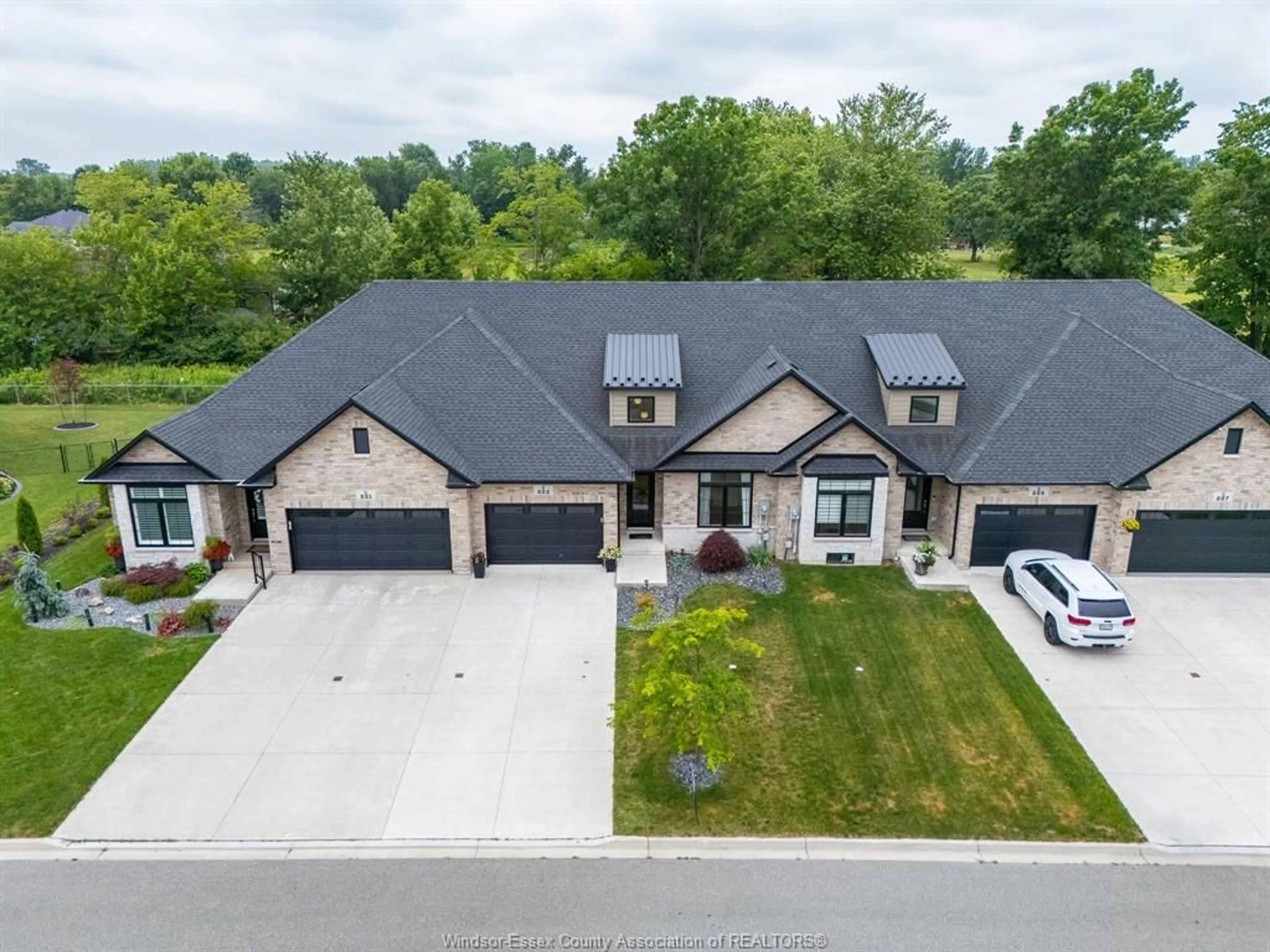 A pic from outside/outdoor area/front of a property/back of a property/a pic from drone, street for 223 Livingstone Cres, Amherstburg Ontario N9V 0H1