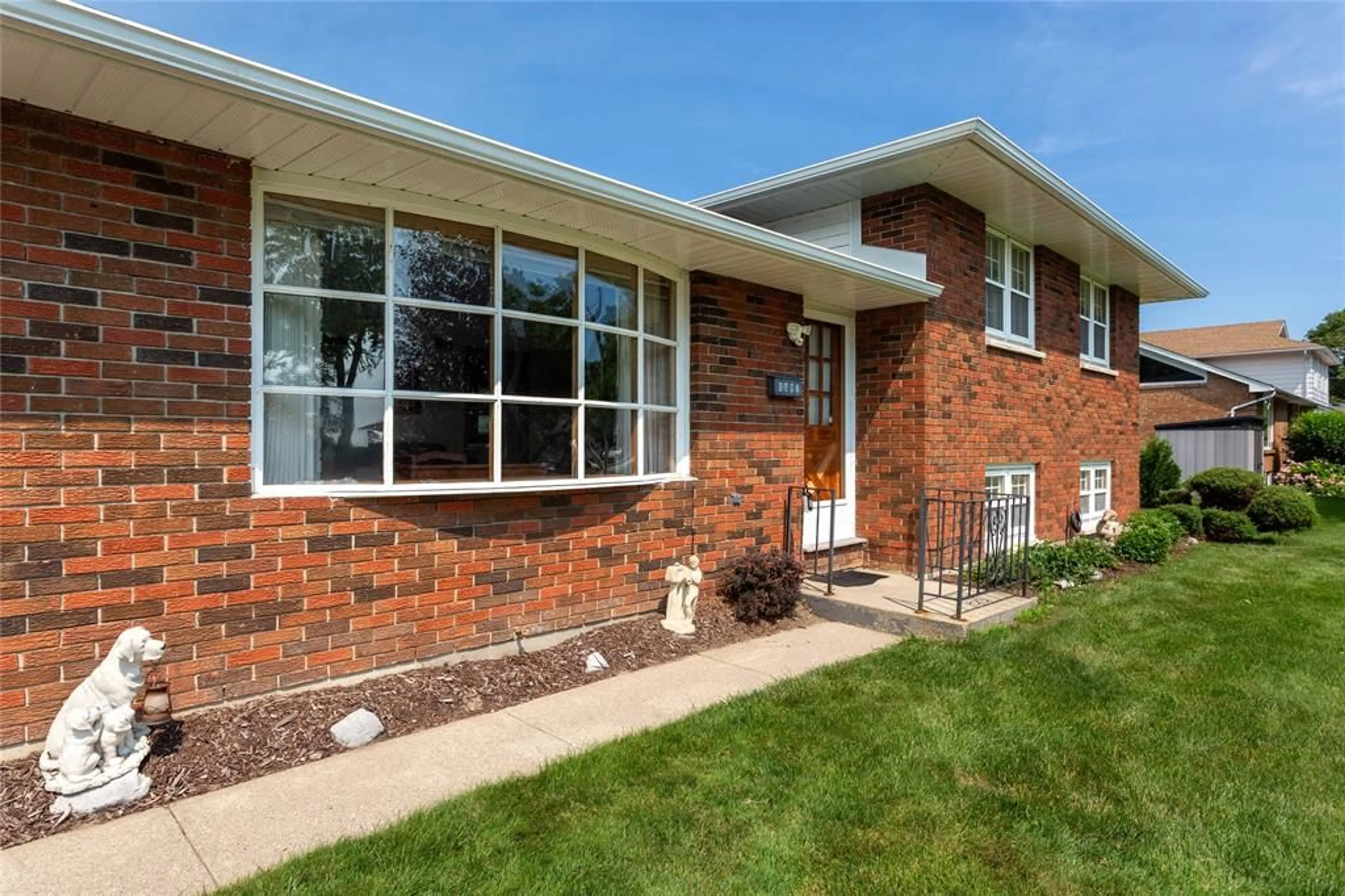 Home with brick exterior material, building for 1697 THURSTON Rd, Sarnia Ontario N7X 1A5