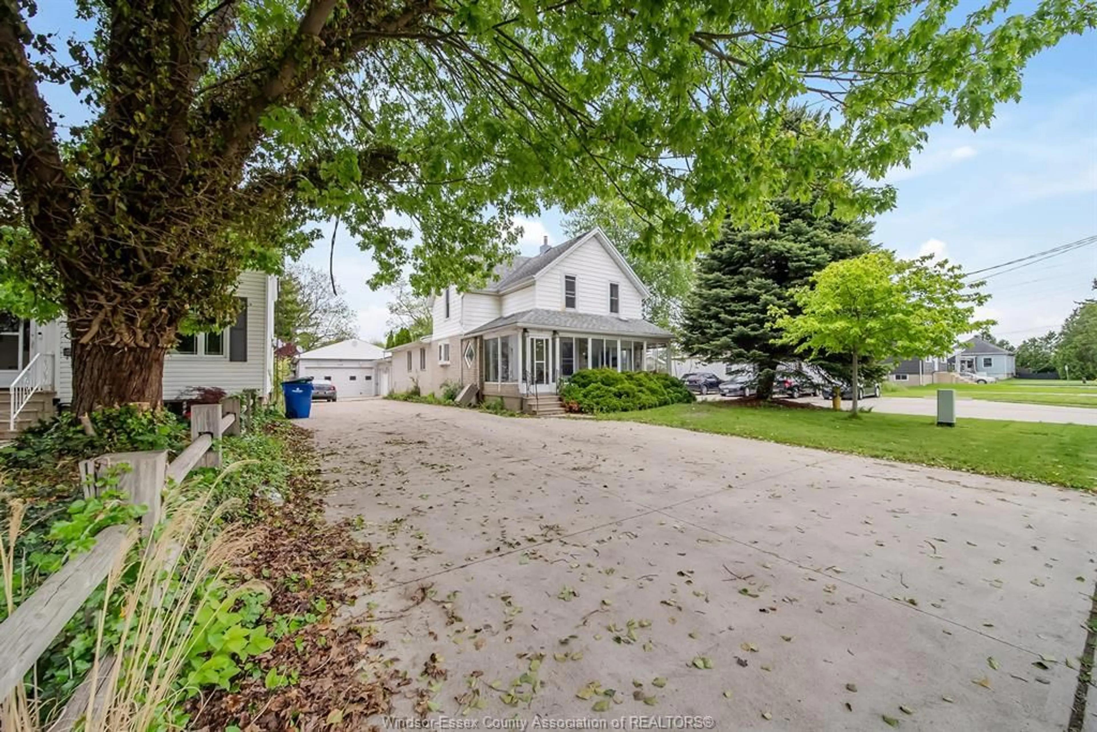 A pic from outside/outdoor area/front of a property/back of a property/a pic from drone, street for 219 INSHES, Chatham Ontario N7M 2Z5
