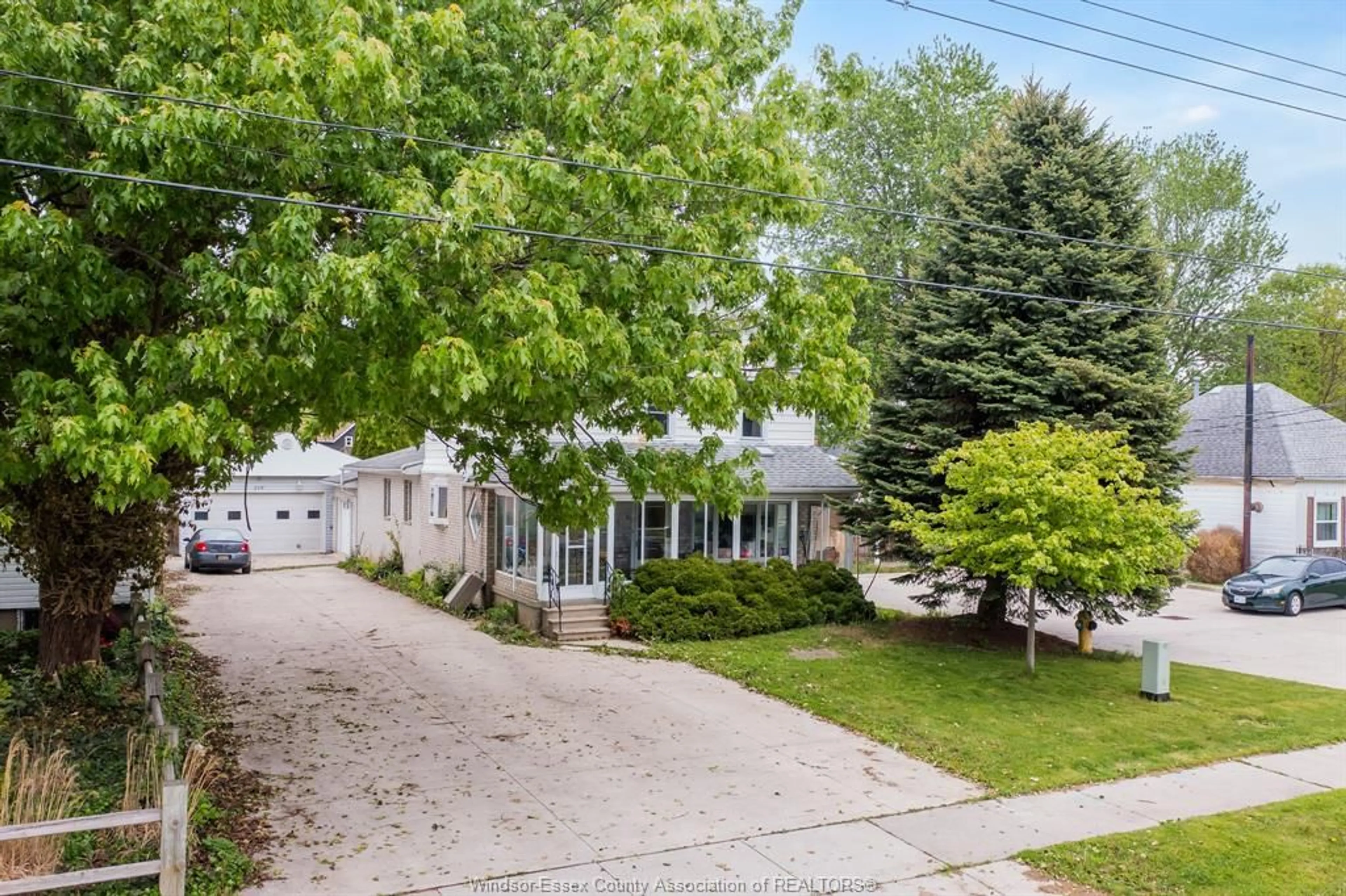 A pic from outside/outdoor area/front of a property/back of a property/a pic from drone, street for 219 INSHES, Chatham Ontario N7M 2Z5