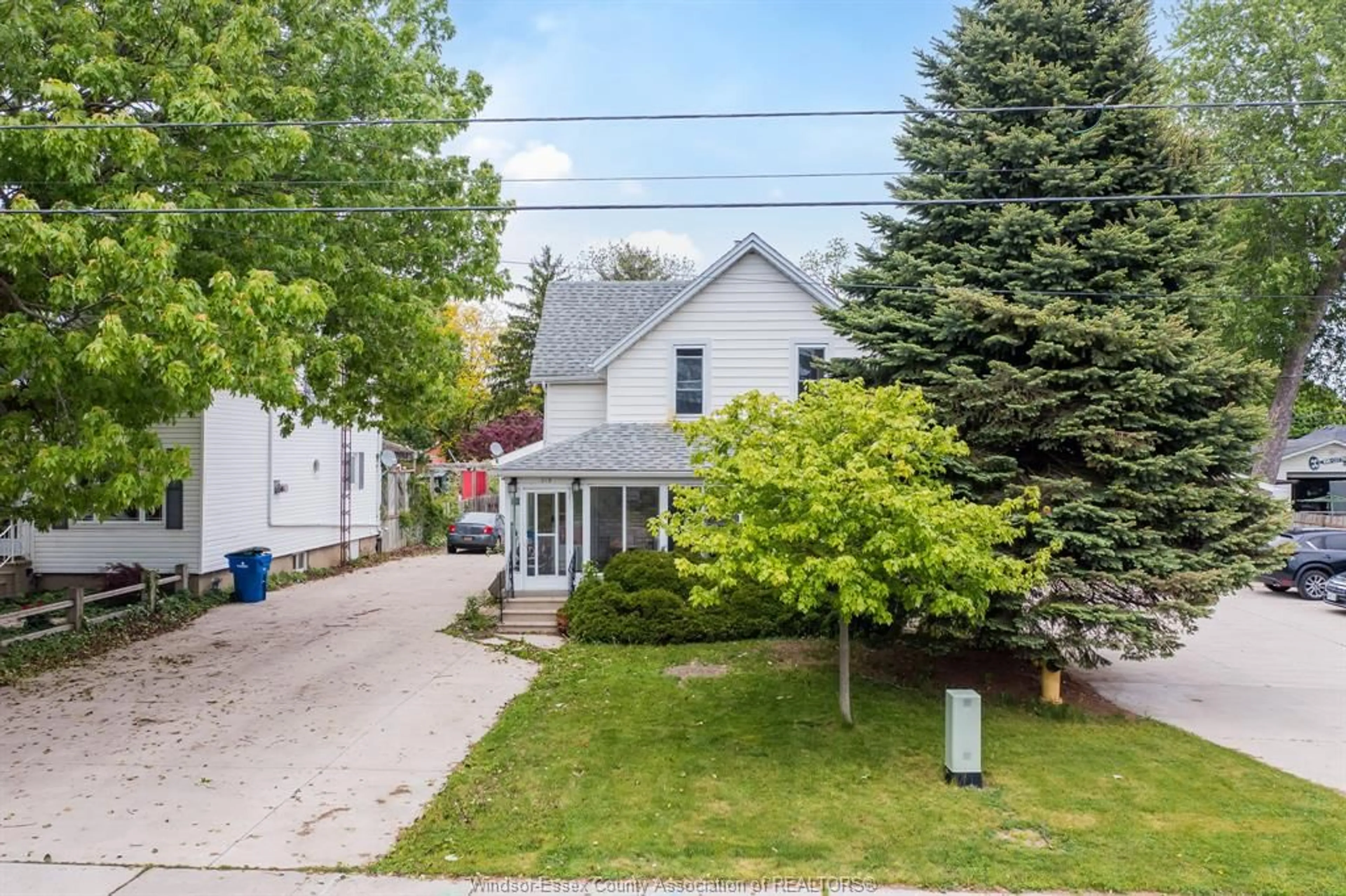 A pic from outside/outdoor area/front of a property/back of a property/a pic from drone, street for 219 INSHES, Chatham Ontario N7M 2Z5