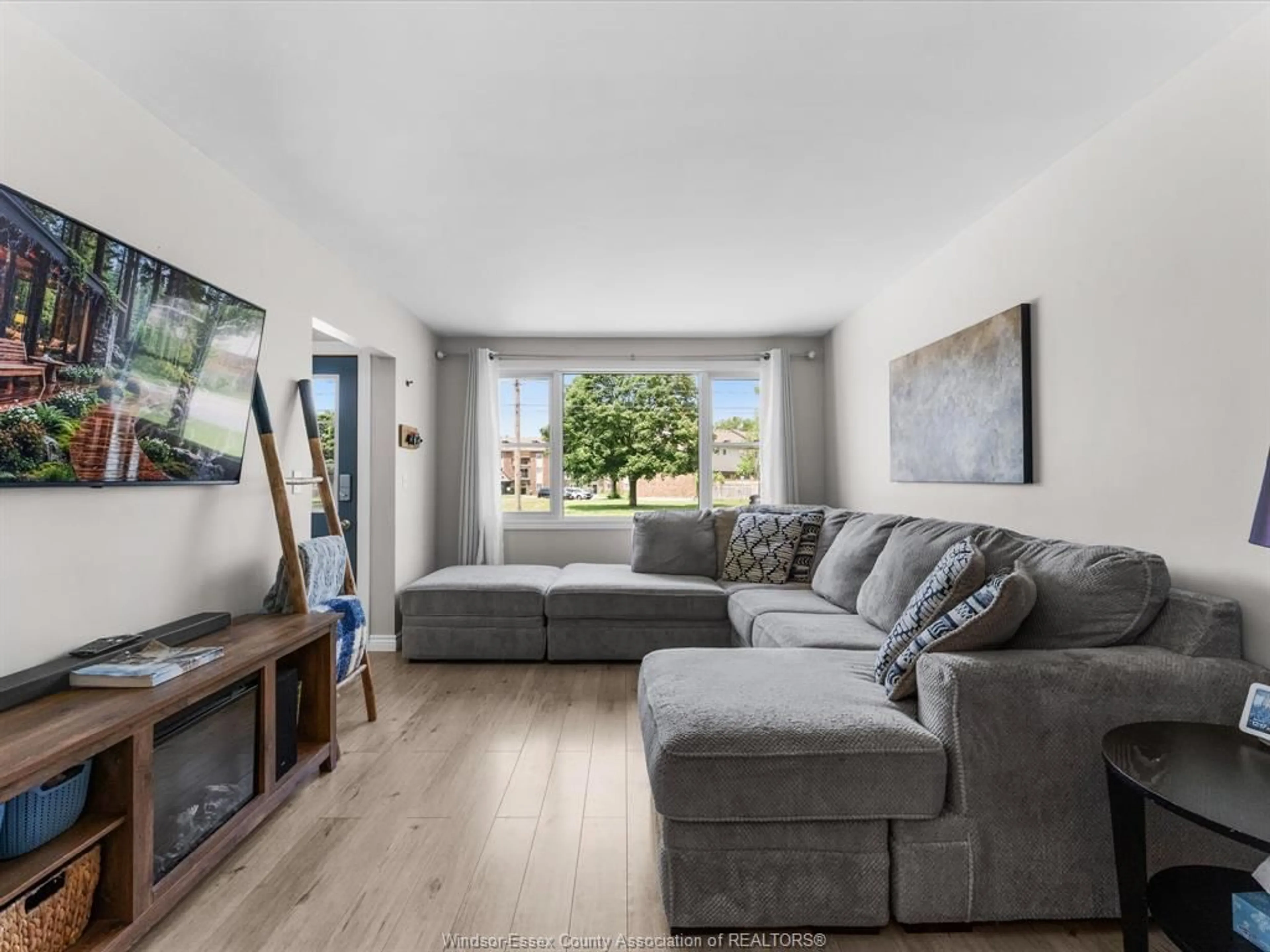 Living room with furniture, unknown for 129 Lansdowne Ave, Kingsville Ontario N9Y 1S4