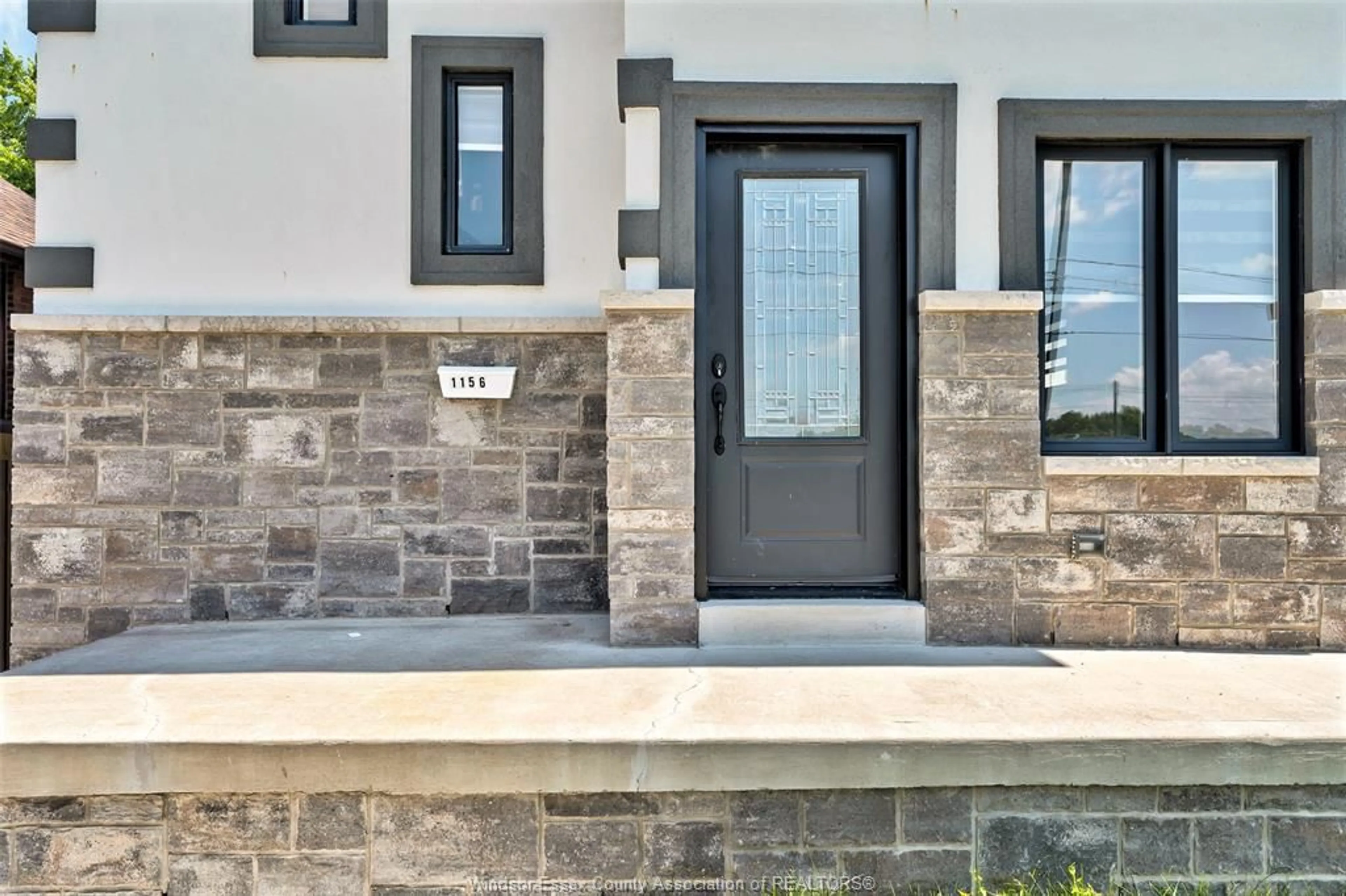 Indoor entryway for 1156 WELLINGTON, Windsor Ontario N9A 5K1