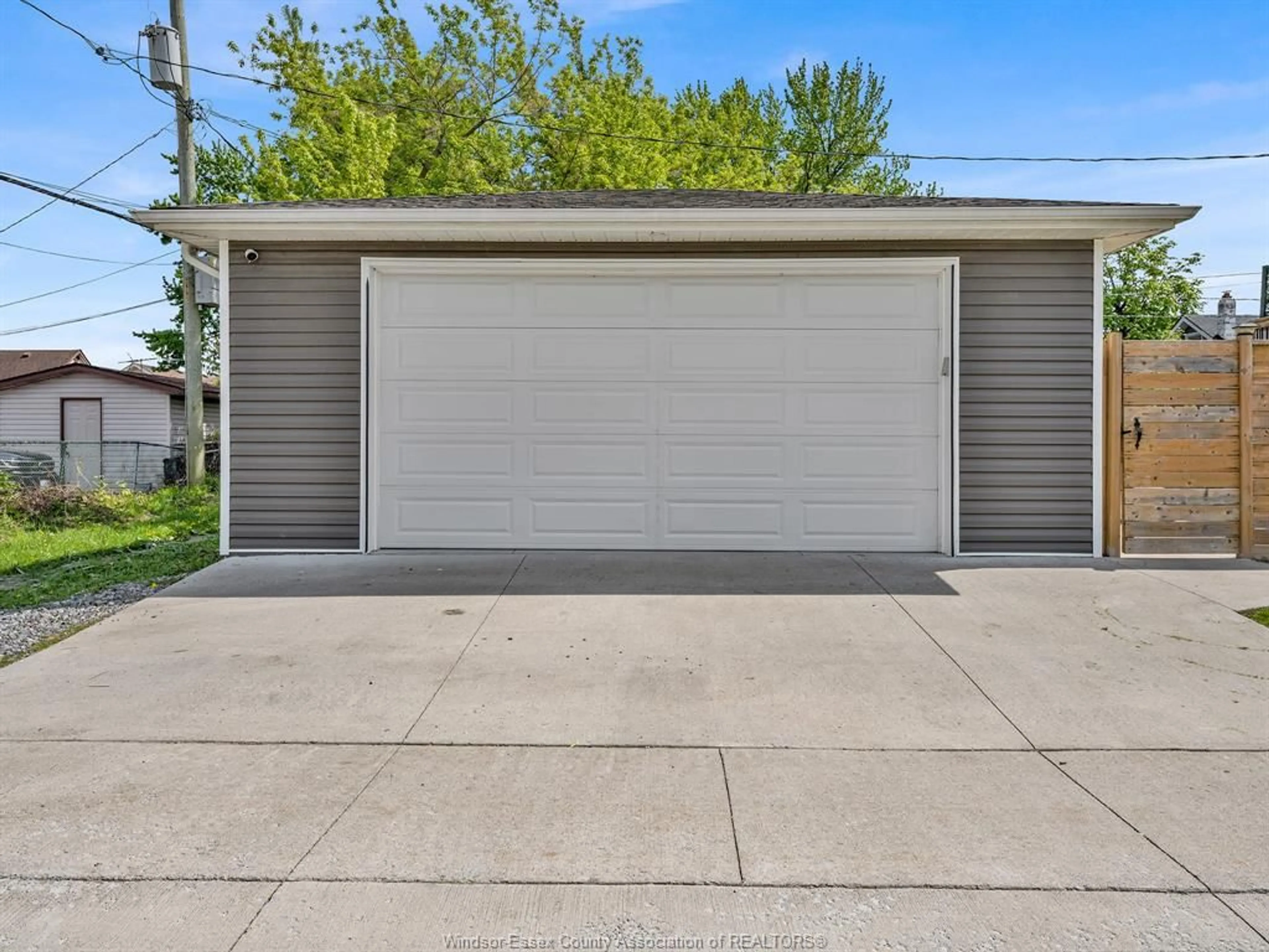 Indoor garage for 702 LESPERANCE Rd, Tecumseh Ontario N8N 1W7