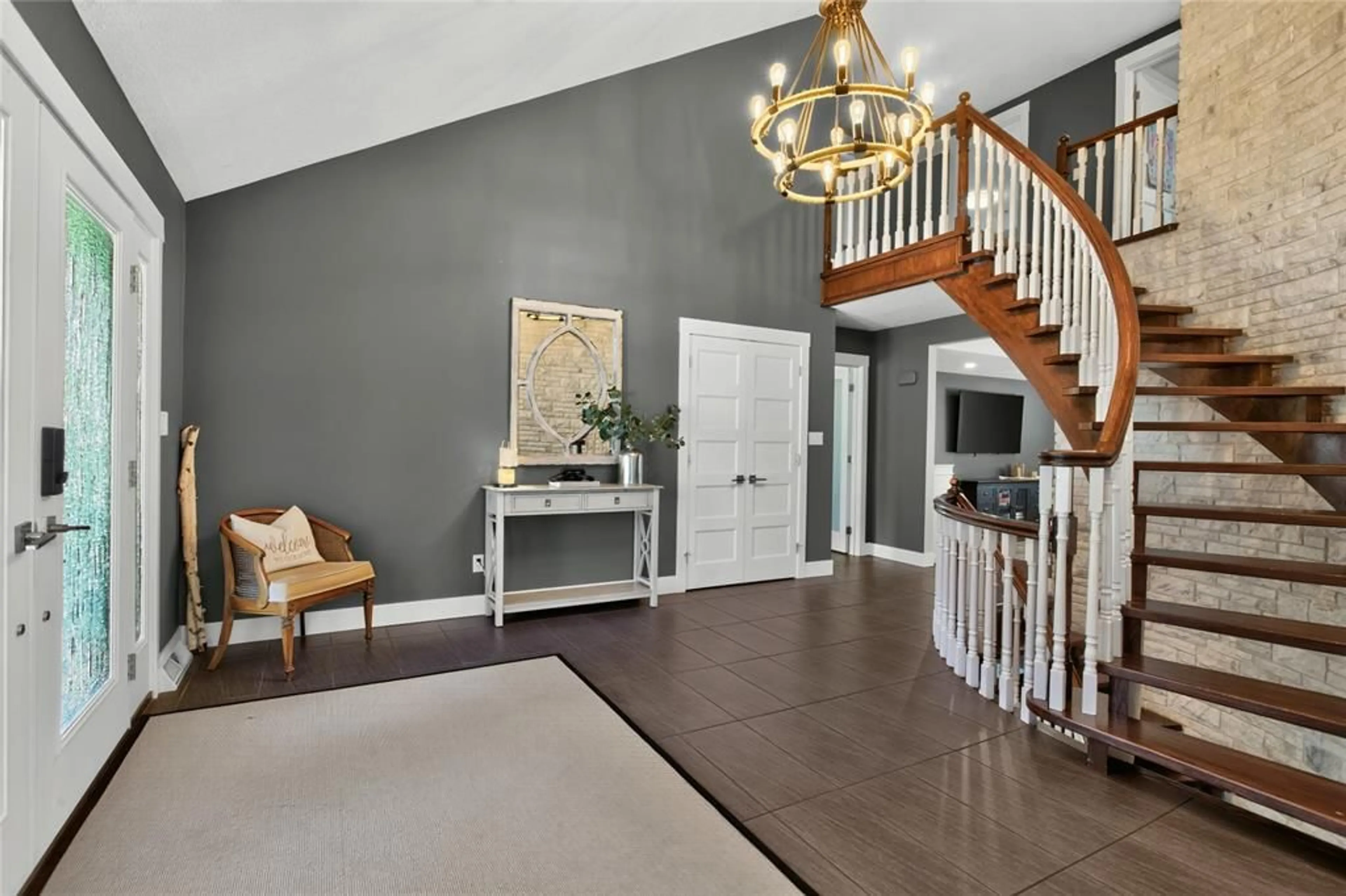 Indoor entryway for 1727 MATER Dr, Sarnia Ontario N7S 3S4