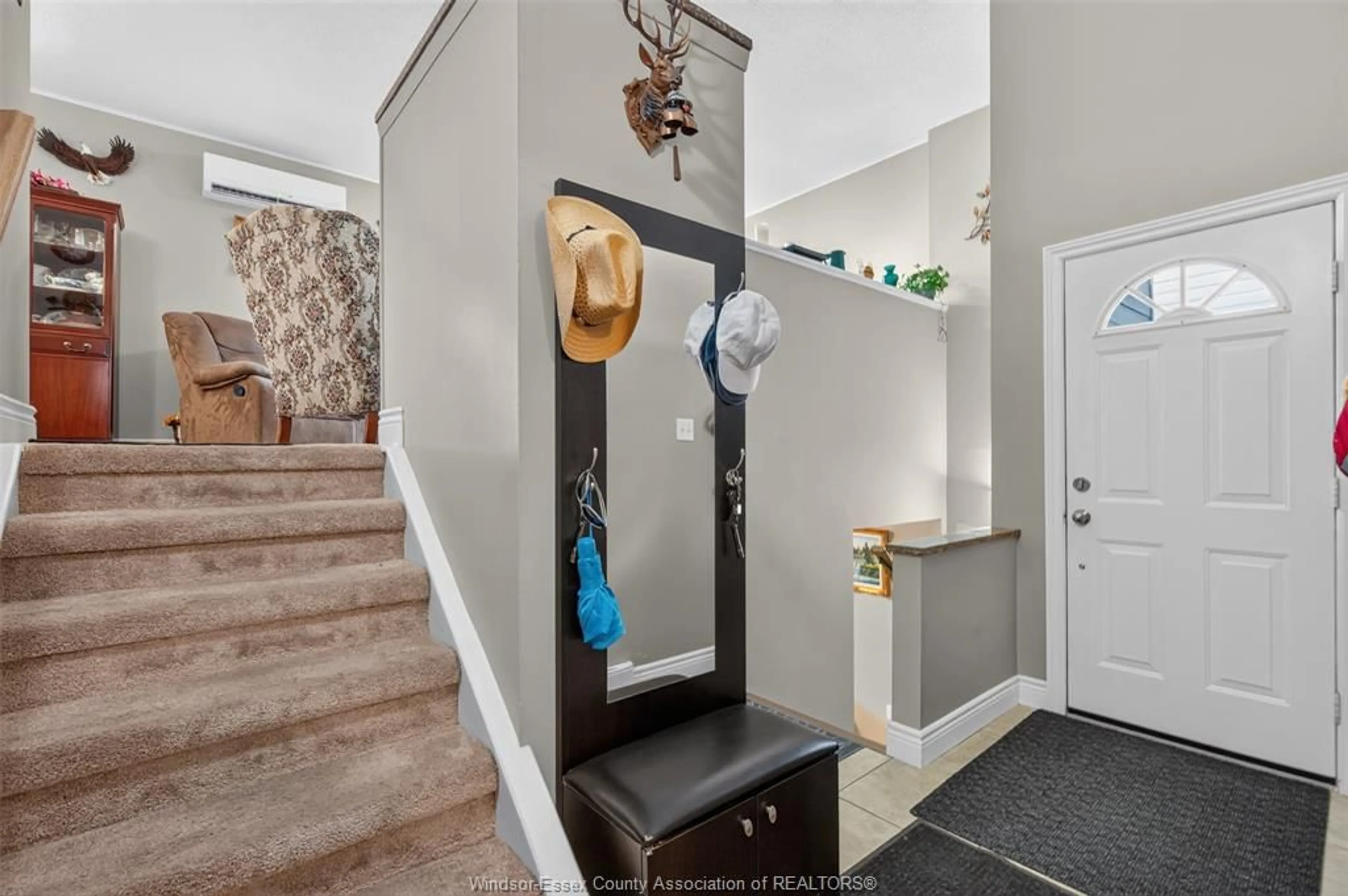 Indoor foyer for 1240 Arncliffe Pl, Windsor Ontario N8S 4K3