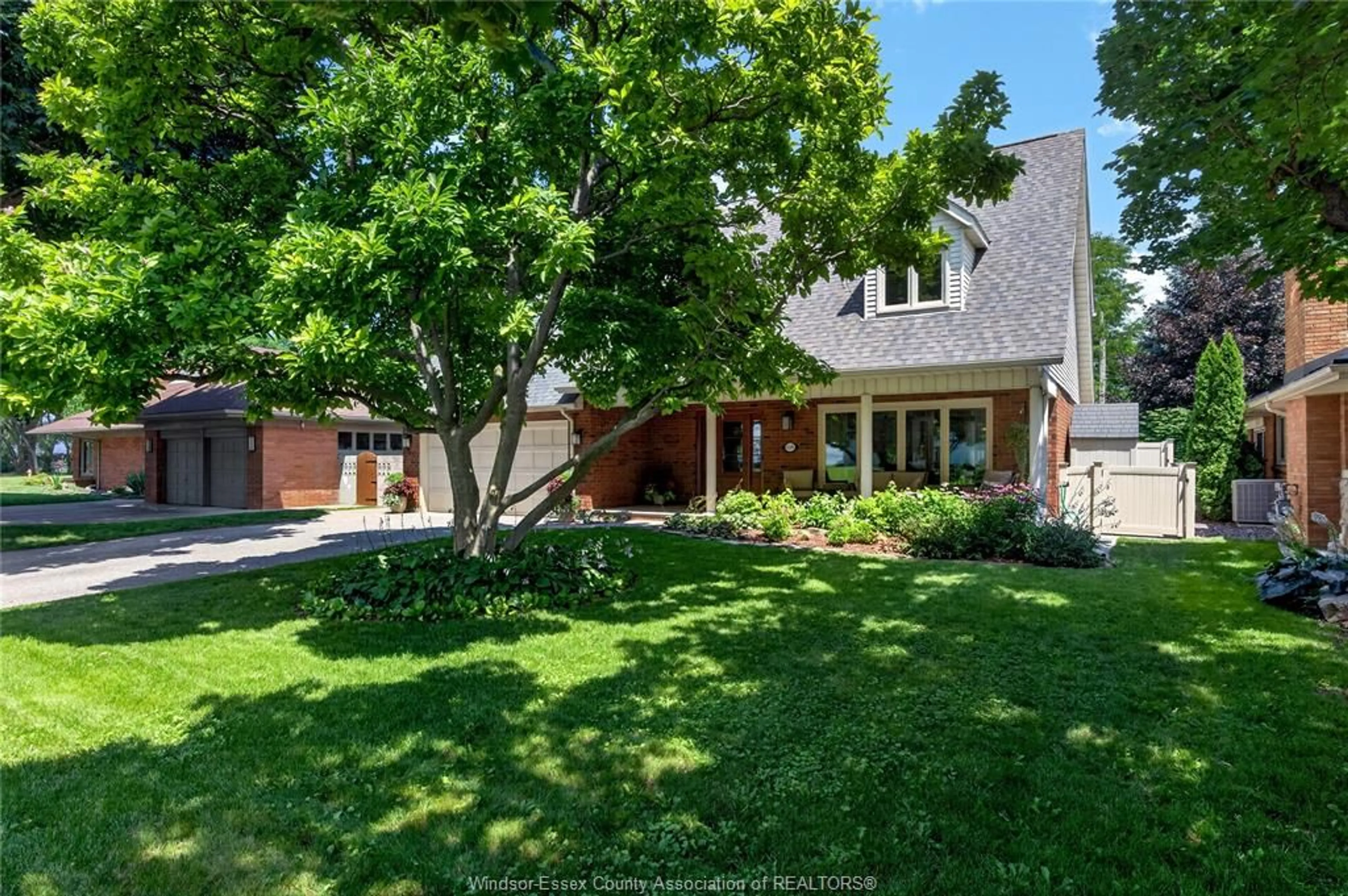 A pic from outside/outdoor area/front of a property/back of a property/a pic from drone, street for 220 EASTLAWN, Windsor Ontario N8S 3G9