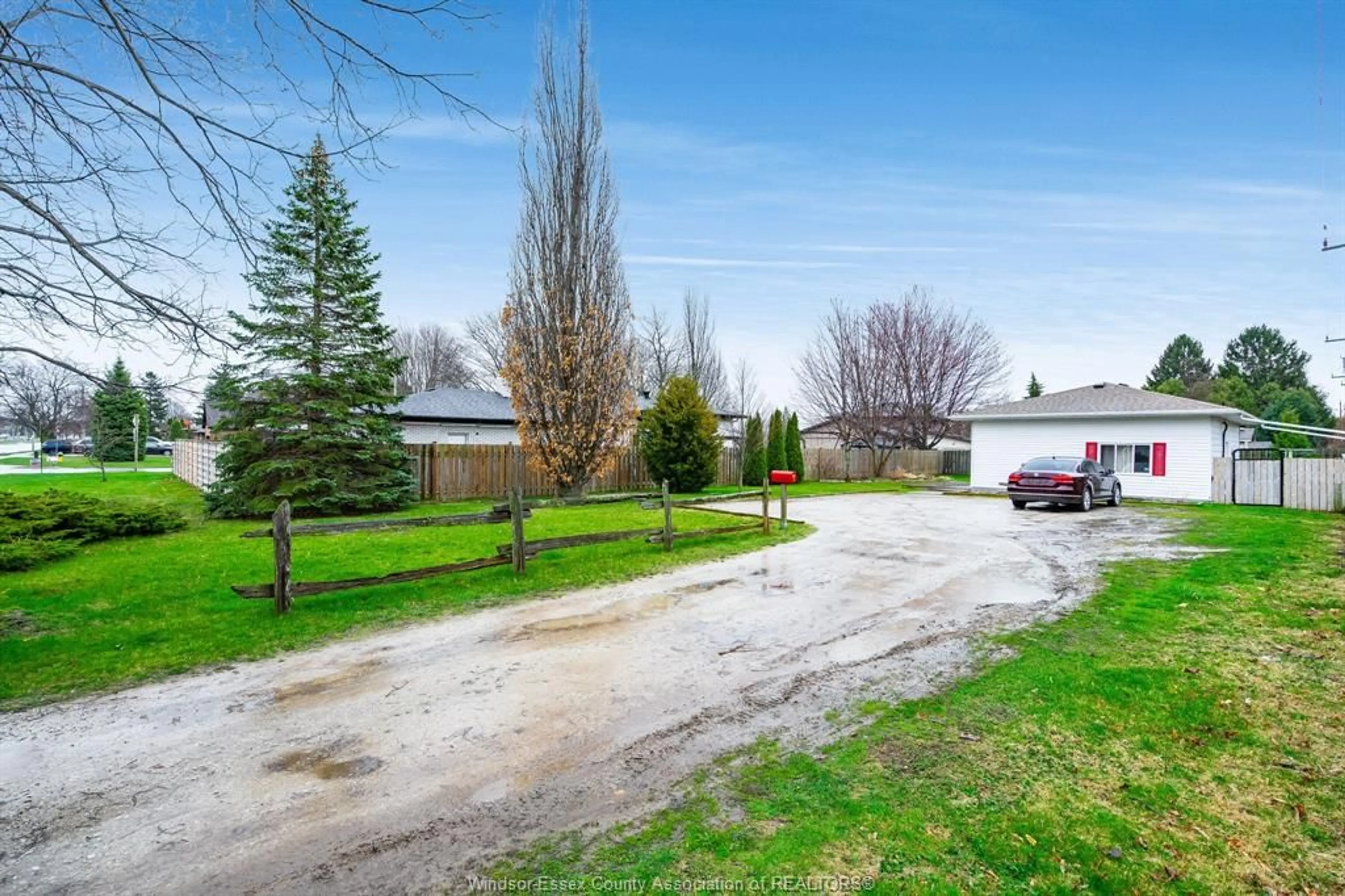 A pic from outside/outdoor area/front of a property/back of a property/a pic from drone, street for 402 Oak St, Leamington Ontario N8H 4V4