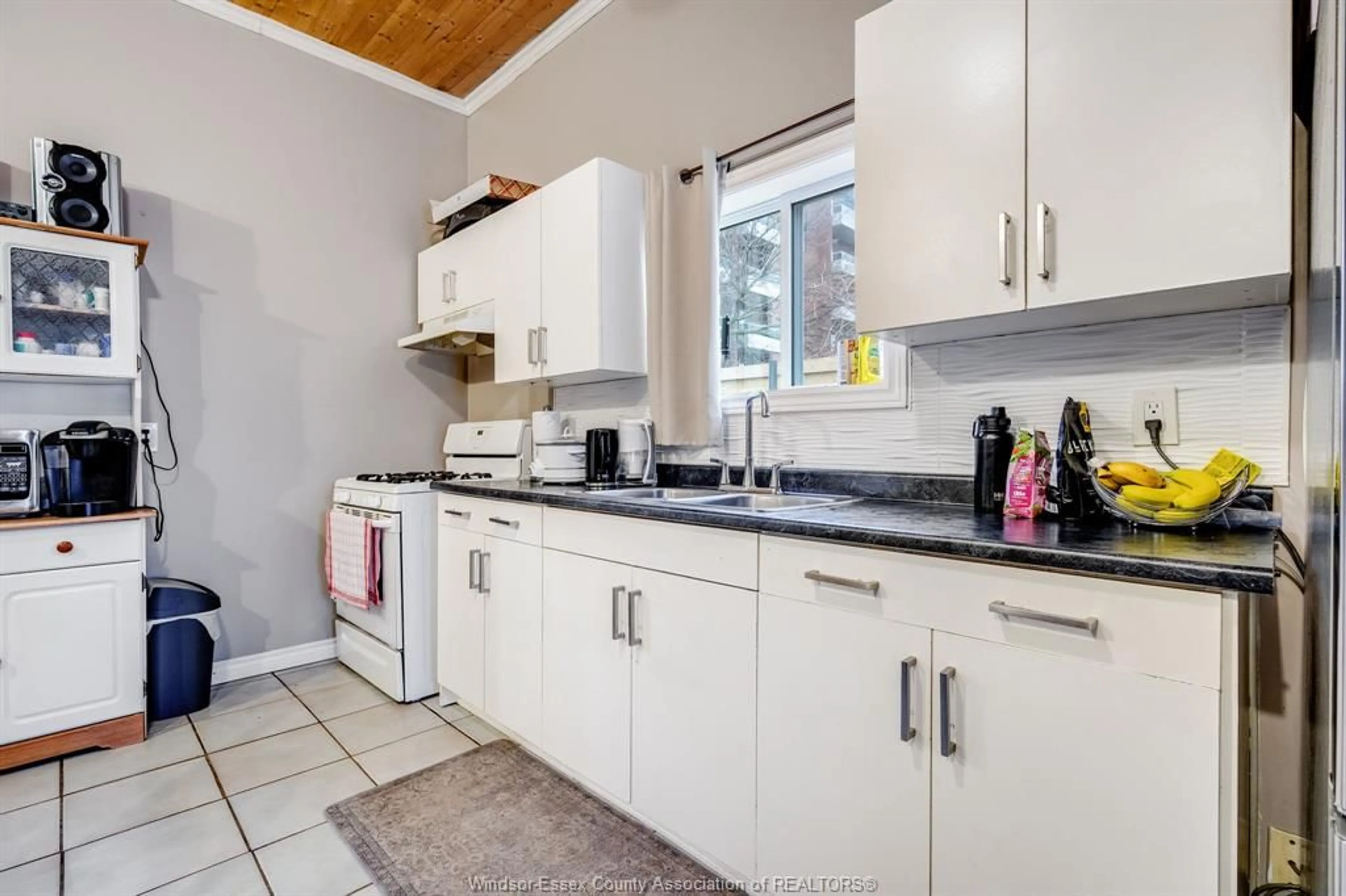 Standard kitchen, ceramic/tile floor for 402 Oak St, Leamington Ontario N8H 4V4