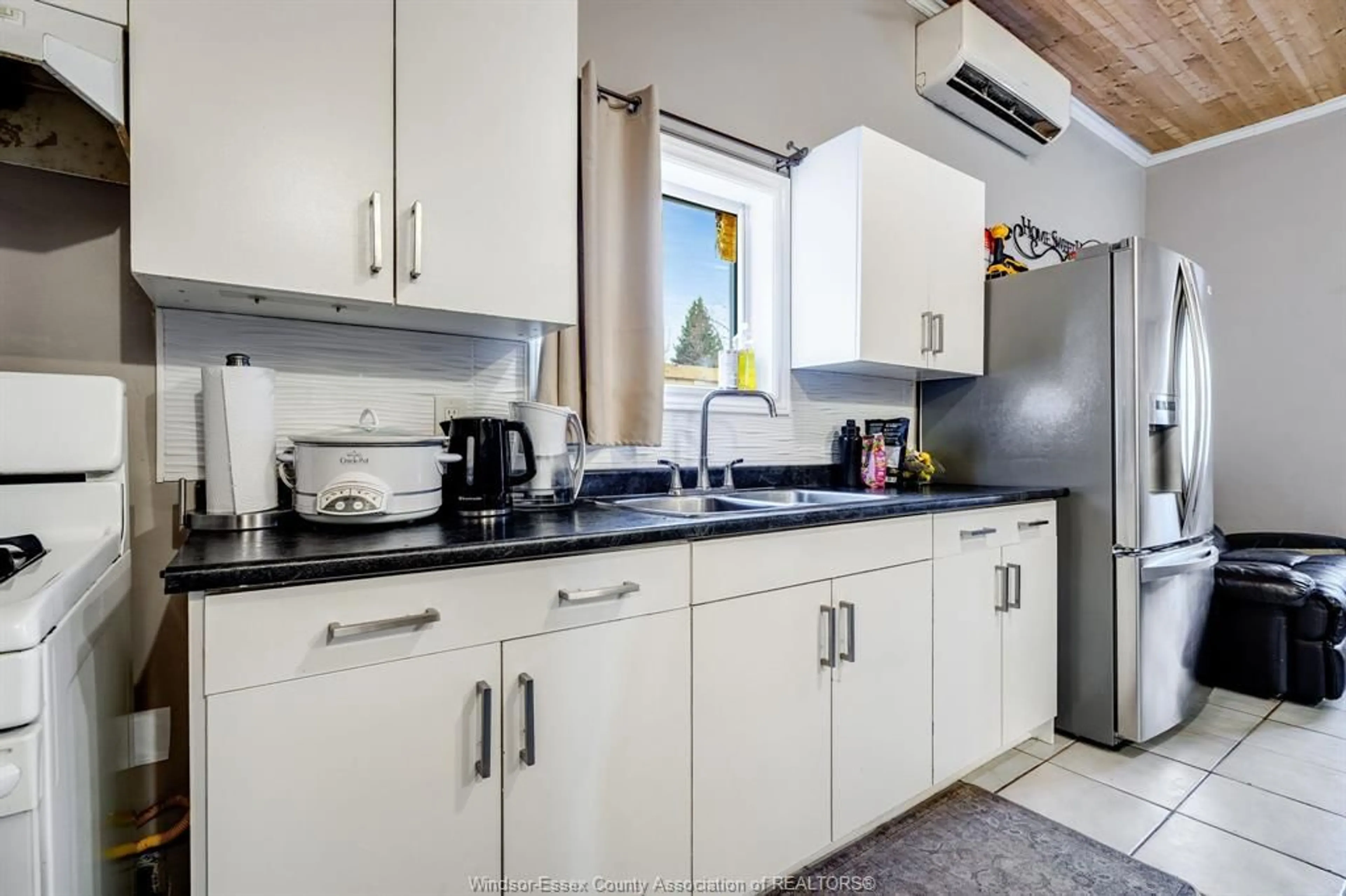 Standard kitchen, unknown for 402 Oak St, Leamington Ontario N8H 4V4