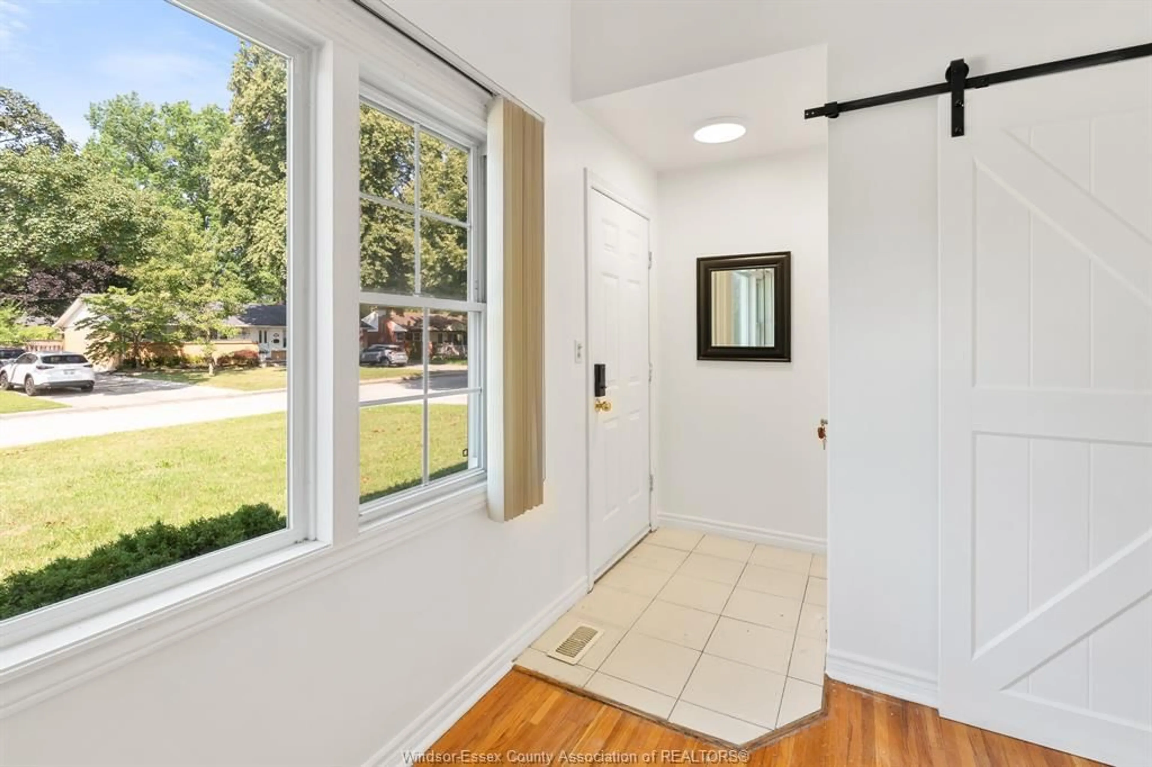 Indoor entryway for 3436 Glenwood Drive Ave, Windsor Ontario N9E 2Y5