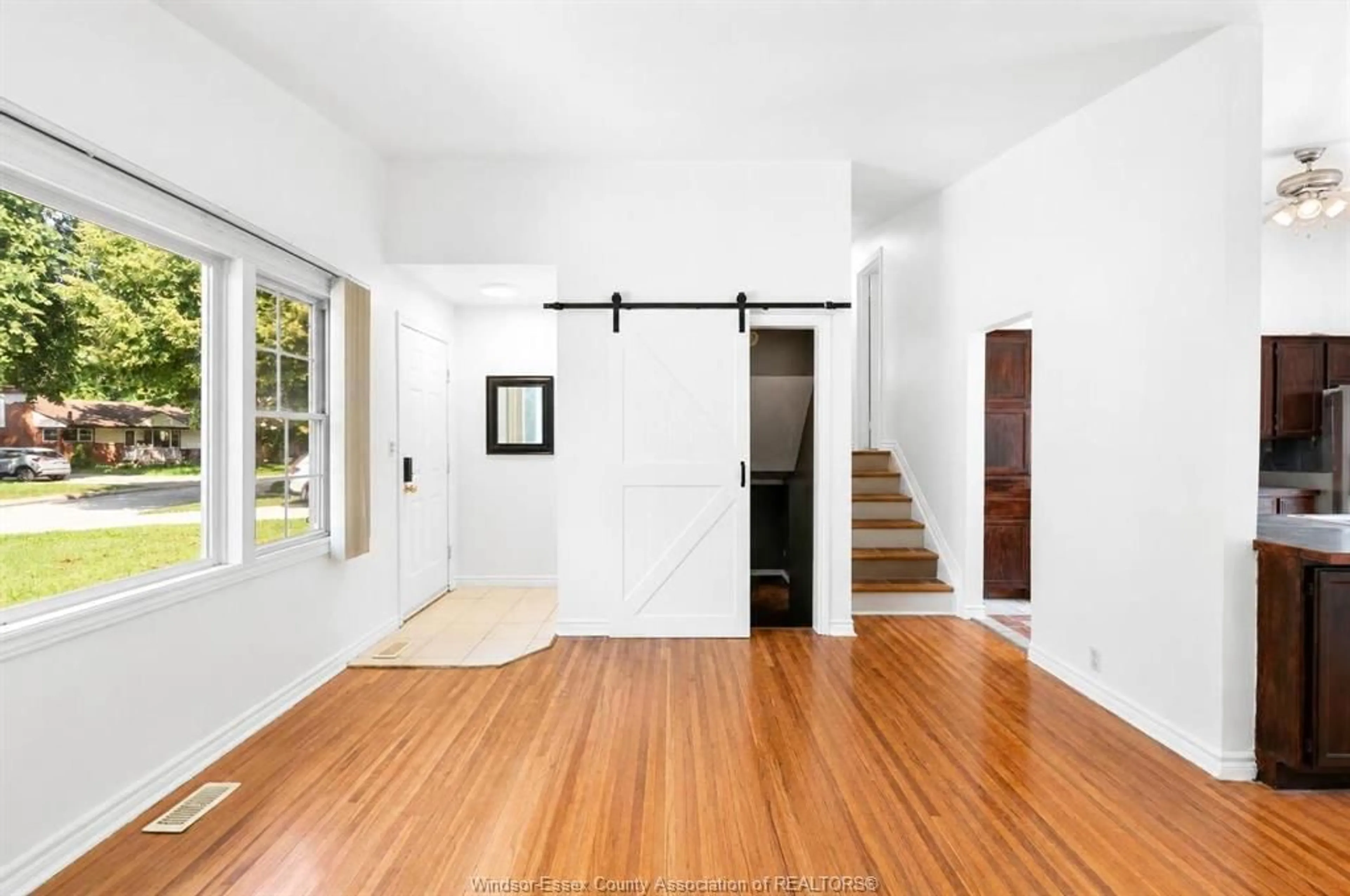 Indoor foyer for 3436 Glenwood Drive Ave, Windsor Ontario N9E 2Y5