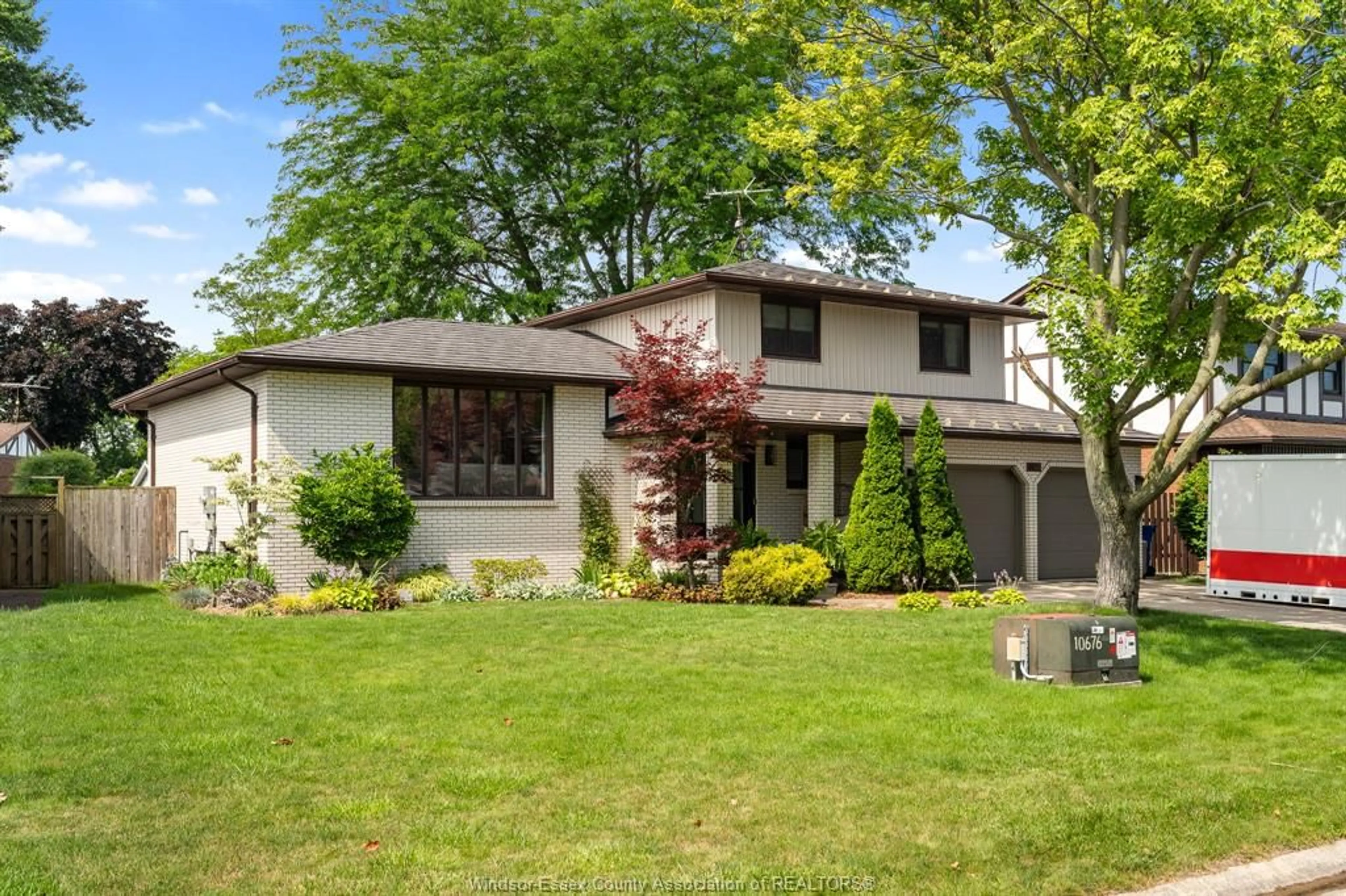 Home with vinyl exterior material, street for 147 HYDE PARK Rd, Amherstburg Ontario N9V 3R3