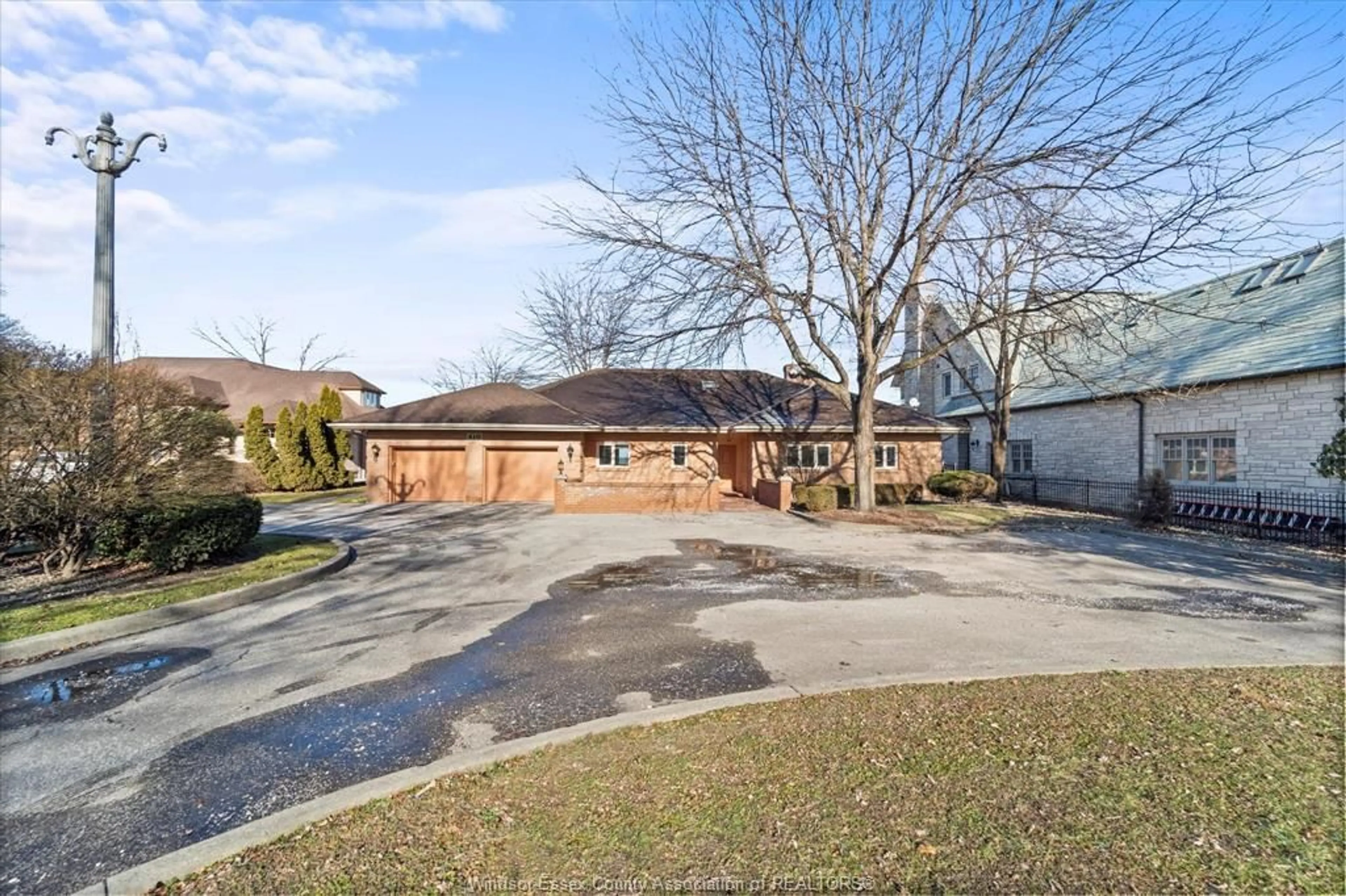 A pic from outside/outdoor area/front of a property/back of a property/a pic from drone, street for 410 RUSSELL WOODS Rd, Lakeshore Ontario N8N 3S5