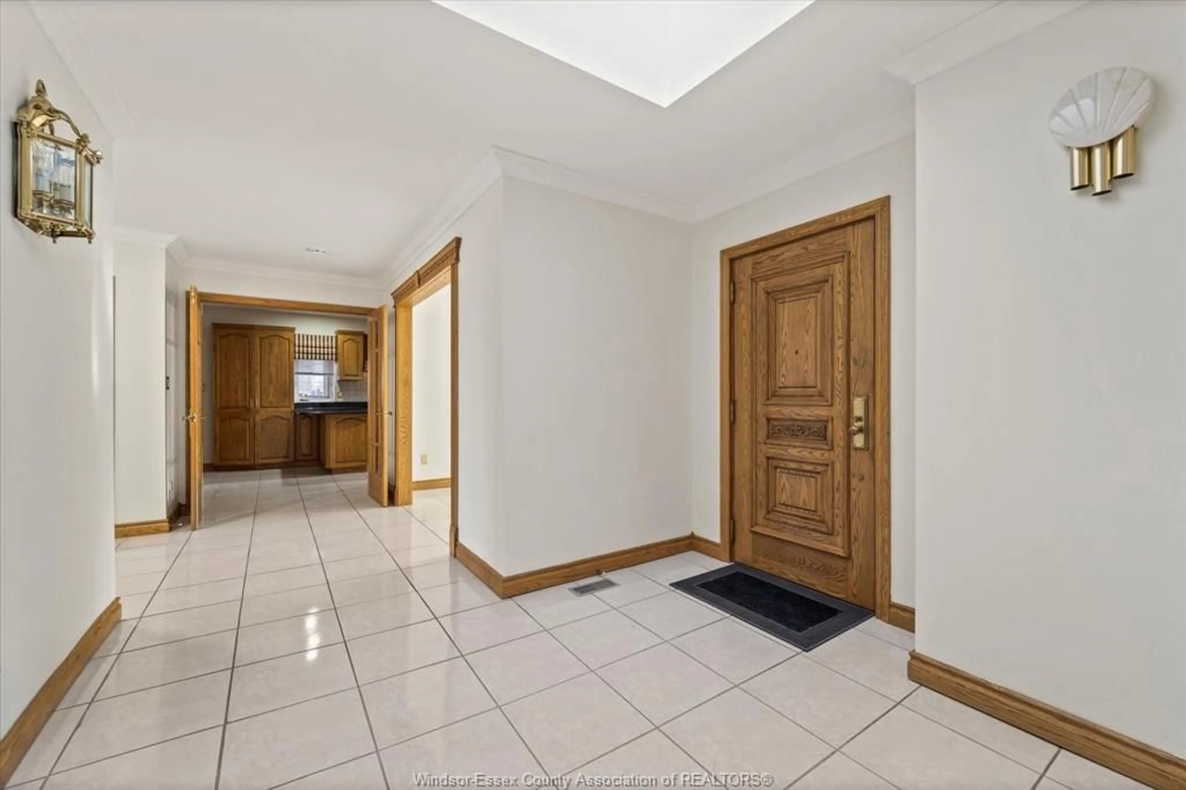 Indoor foyer for 410 RUSSELL WOODS Rd, Lakeshore Ontario N8N 3S5