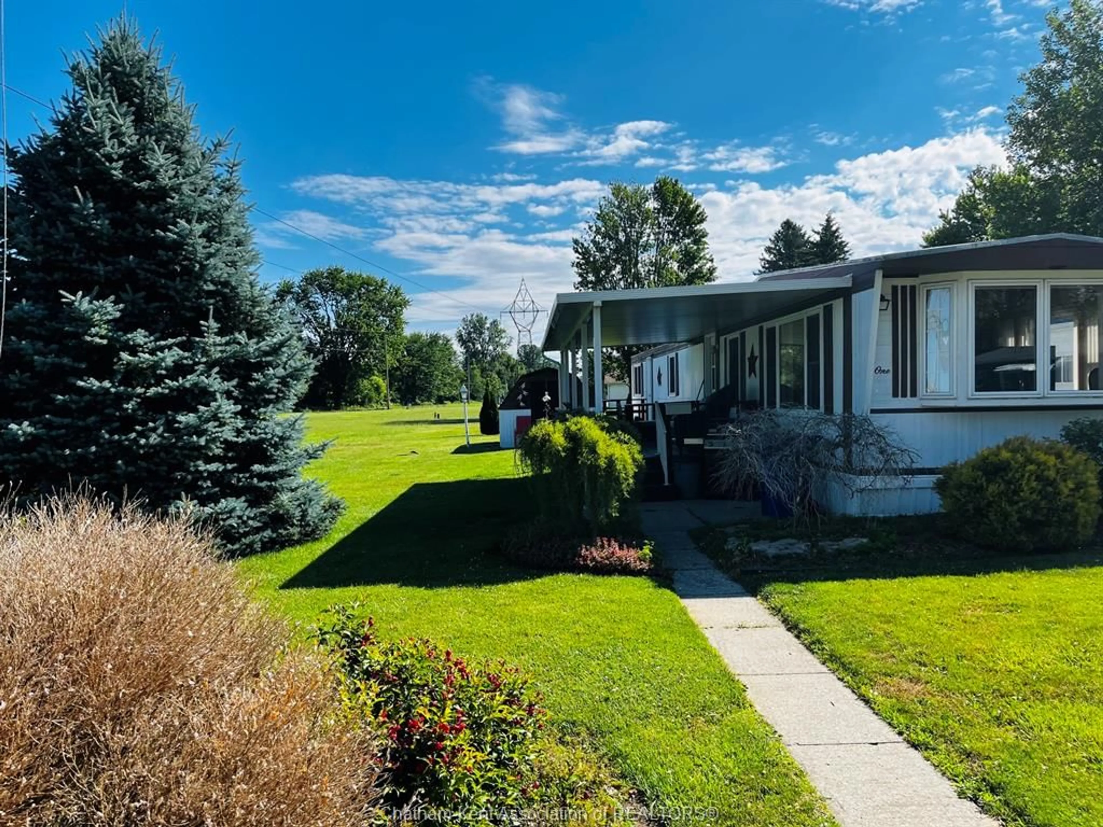 A pic from outside/outdoor area/front of a property/back of a property/a pic from drone, unknown for 1 James Crt, Chatham Ontario N7L 4Y7