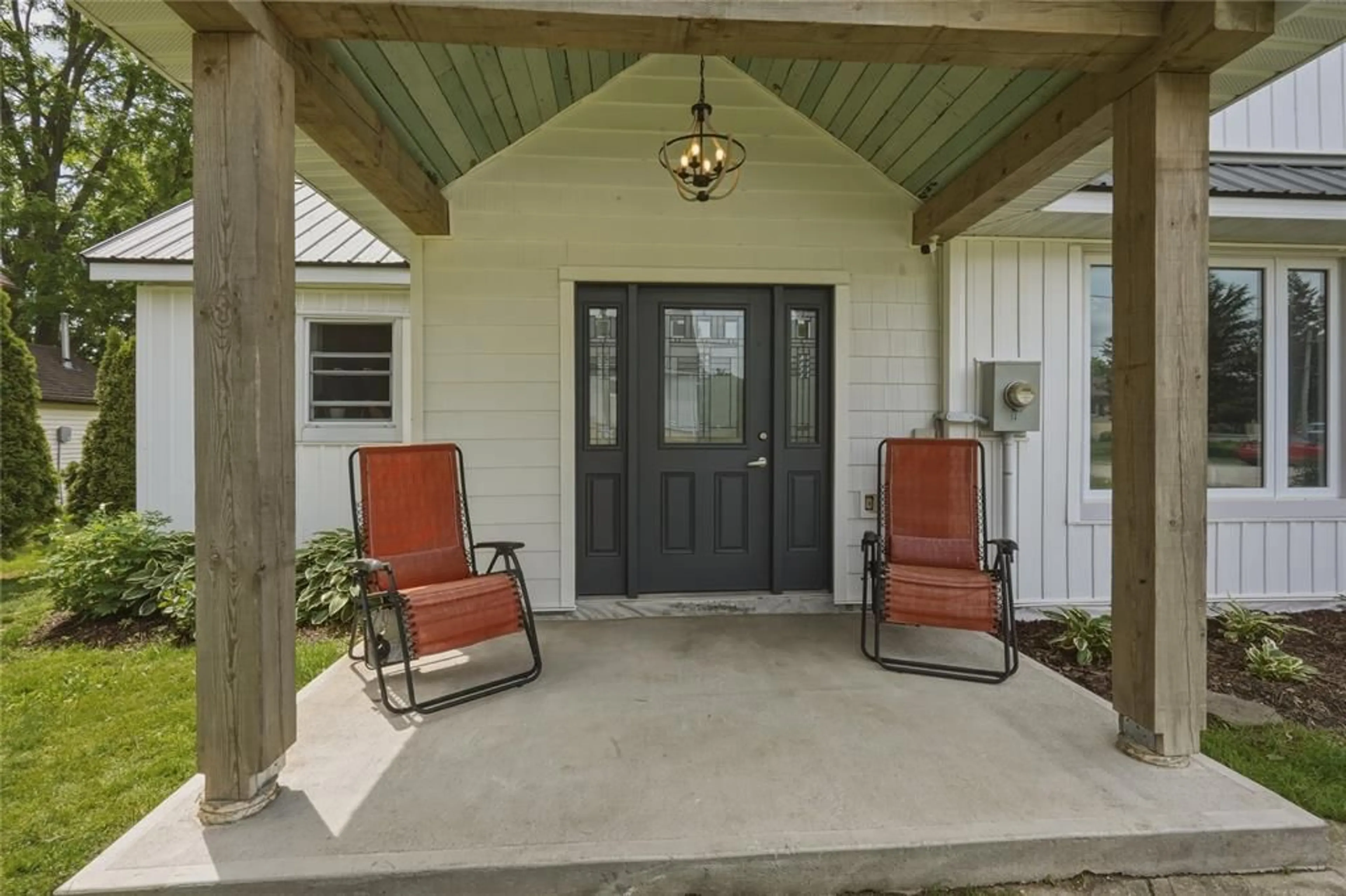 Indoor entryway for 8073 Francis St, Brooke-Alvinston Ontario N0N 1A0