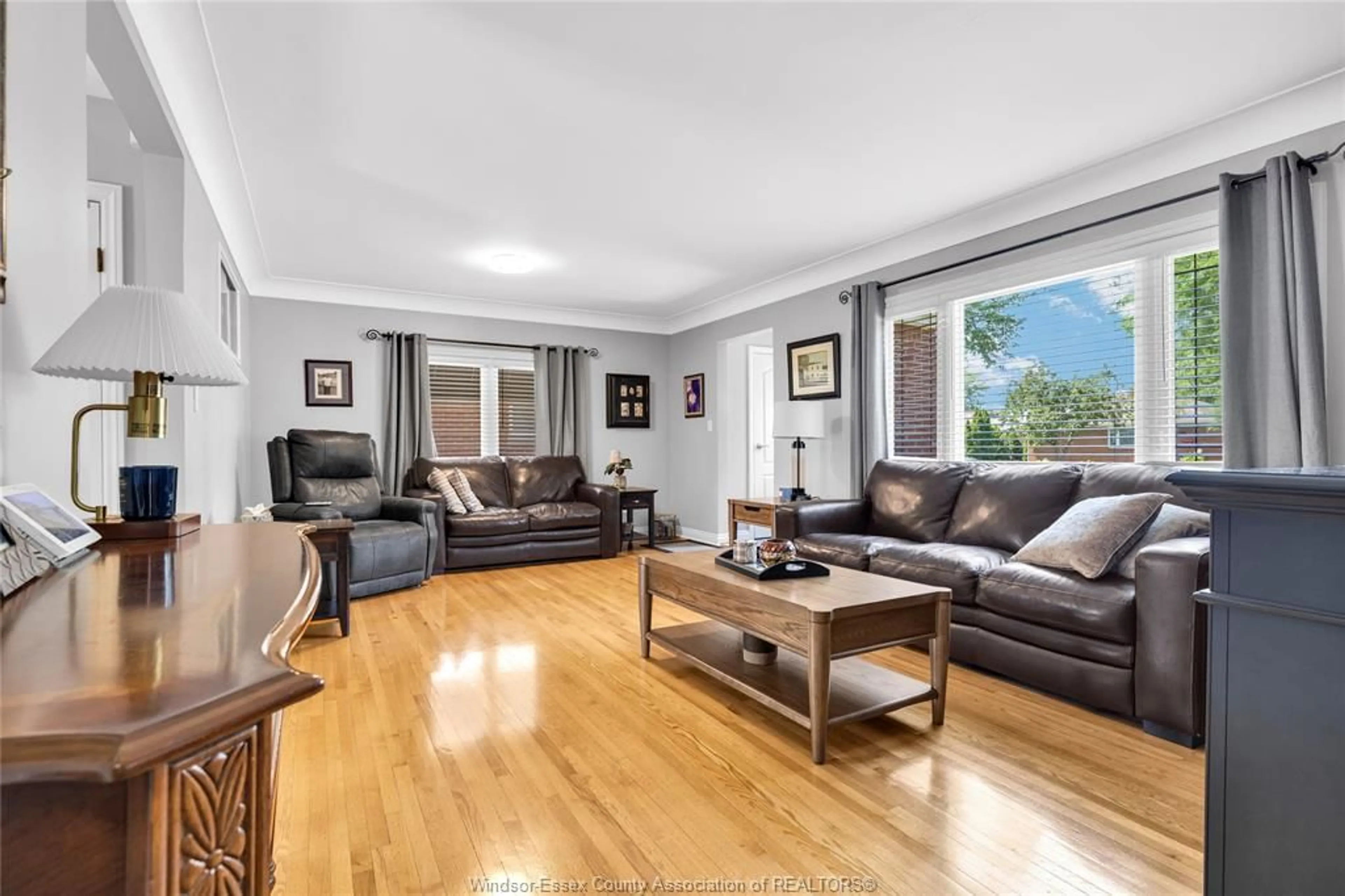 Living room with furniture, wood/laminate floor for 2910 ASKIN Ave, Windsor Ontario N93 3H9
