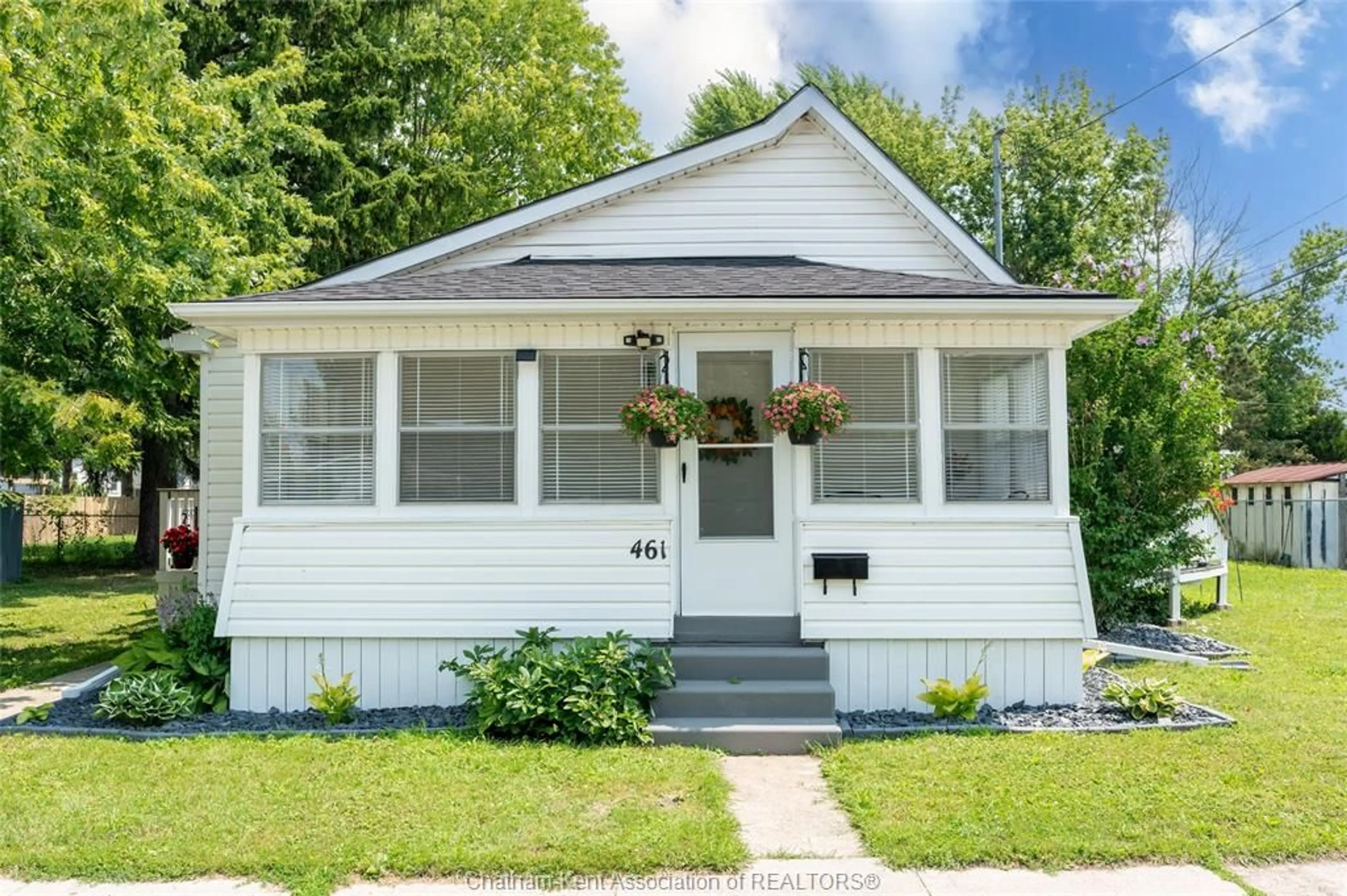 Home with vinyl exterior material, street for 461 Selkirk St, Wallaceburg Ontario N8A 3X9