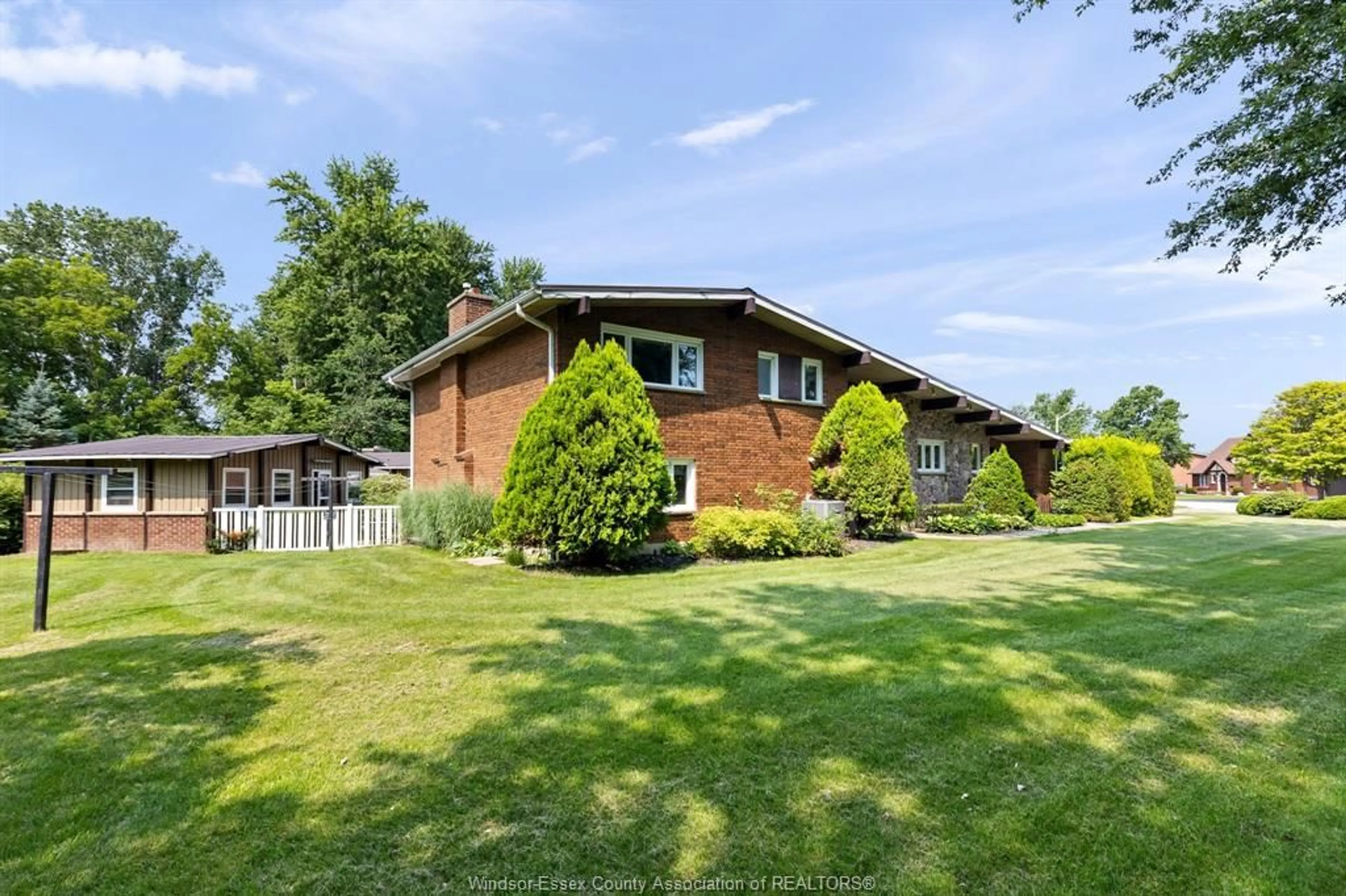 A pic from outside/outdoor area/front of a property/back of a property/a pic from drone, unknown for 69 KAEL Cres, Harrow Ontario N0R 1G0