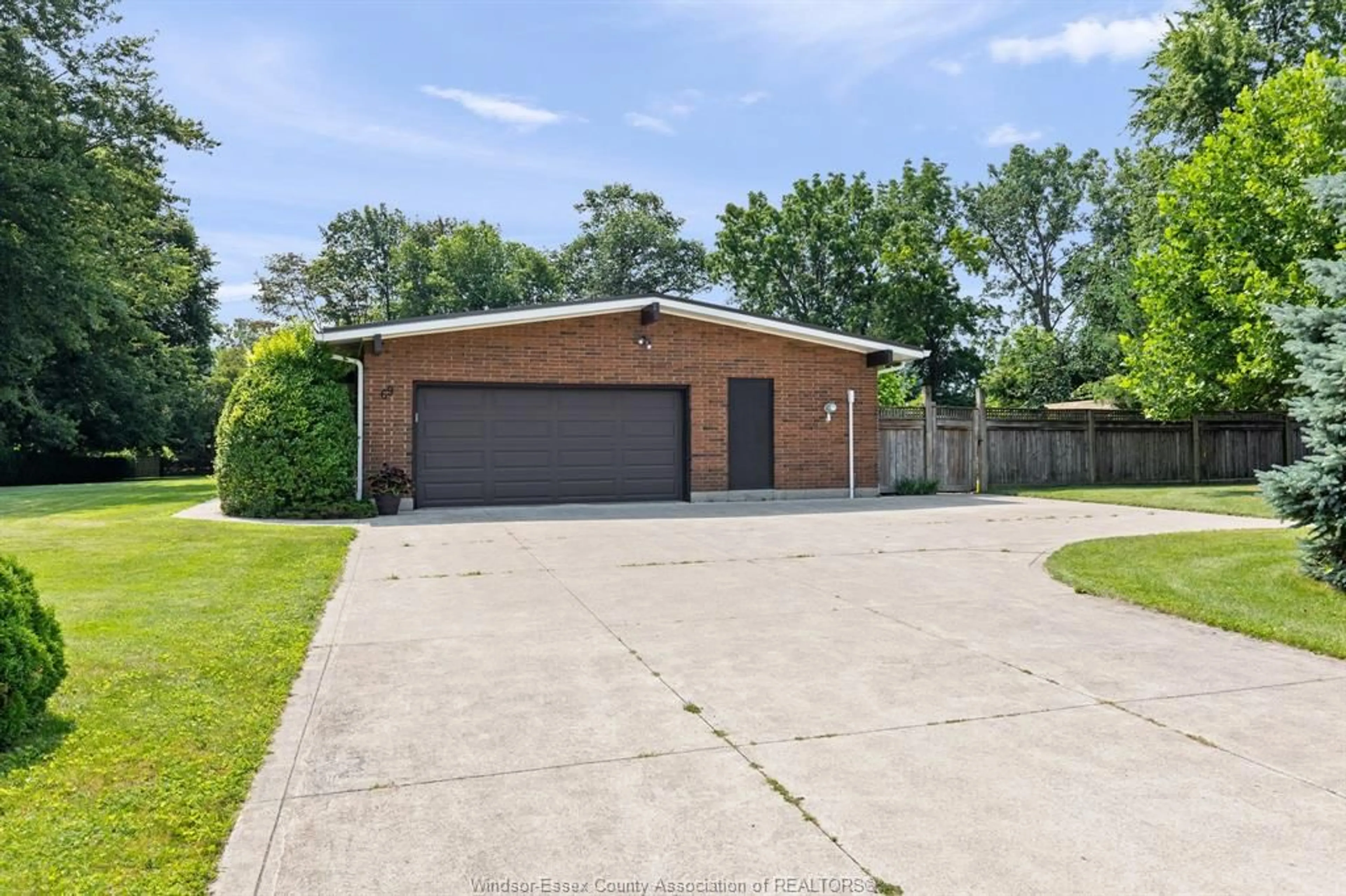 A pic from outside/outdoor area/front of a property/back of a property/a pic from drone, street for 69 KAEL Cres, Harrow Ontario N0R 1G0