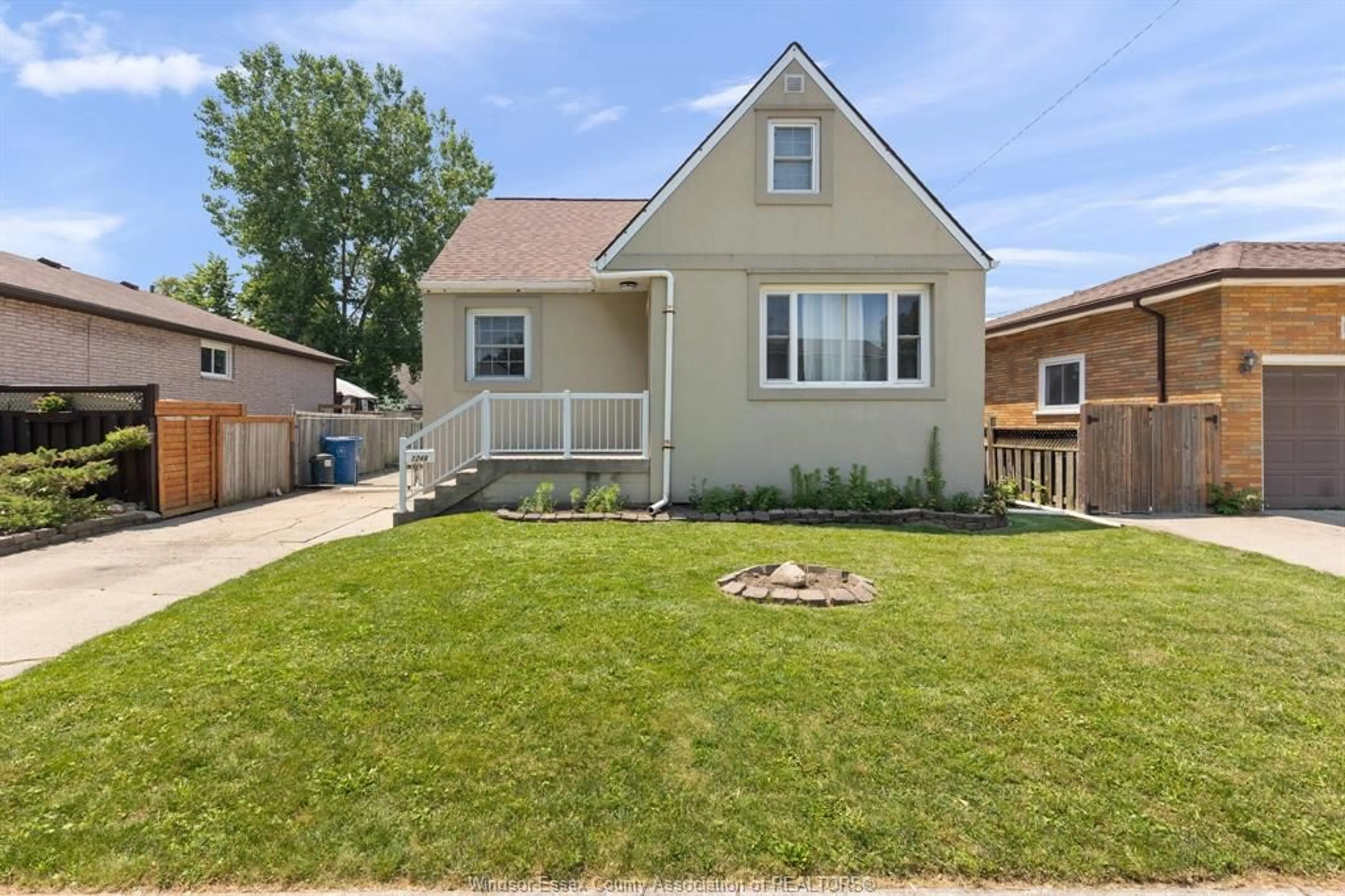 Home with vinyl exterior material, street for 1249 WESTCOTT, Windsor Ontario N8Y 4B9