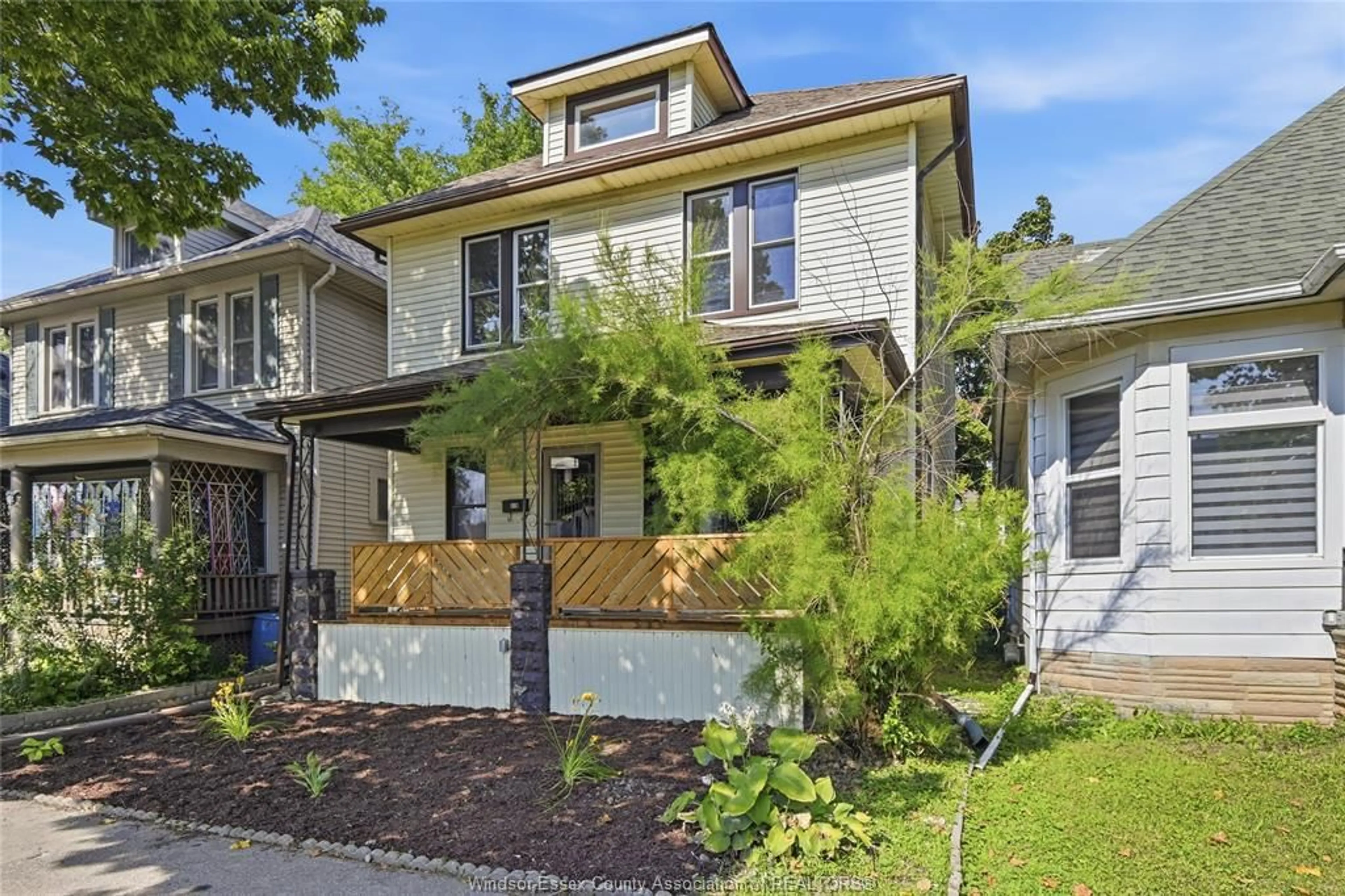 Home with brick exterior material, street for 916 LINCOLN Rd, Windsor Ontario N8Y 2H2