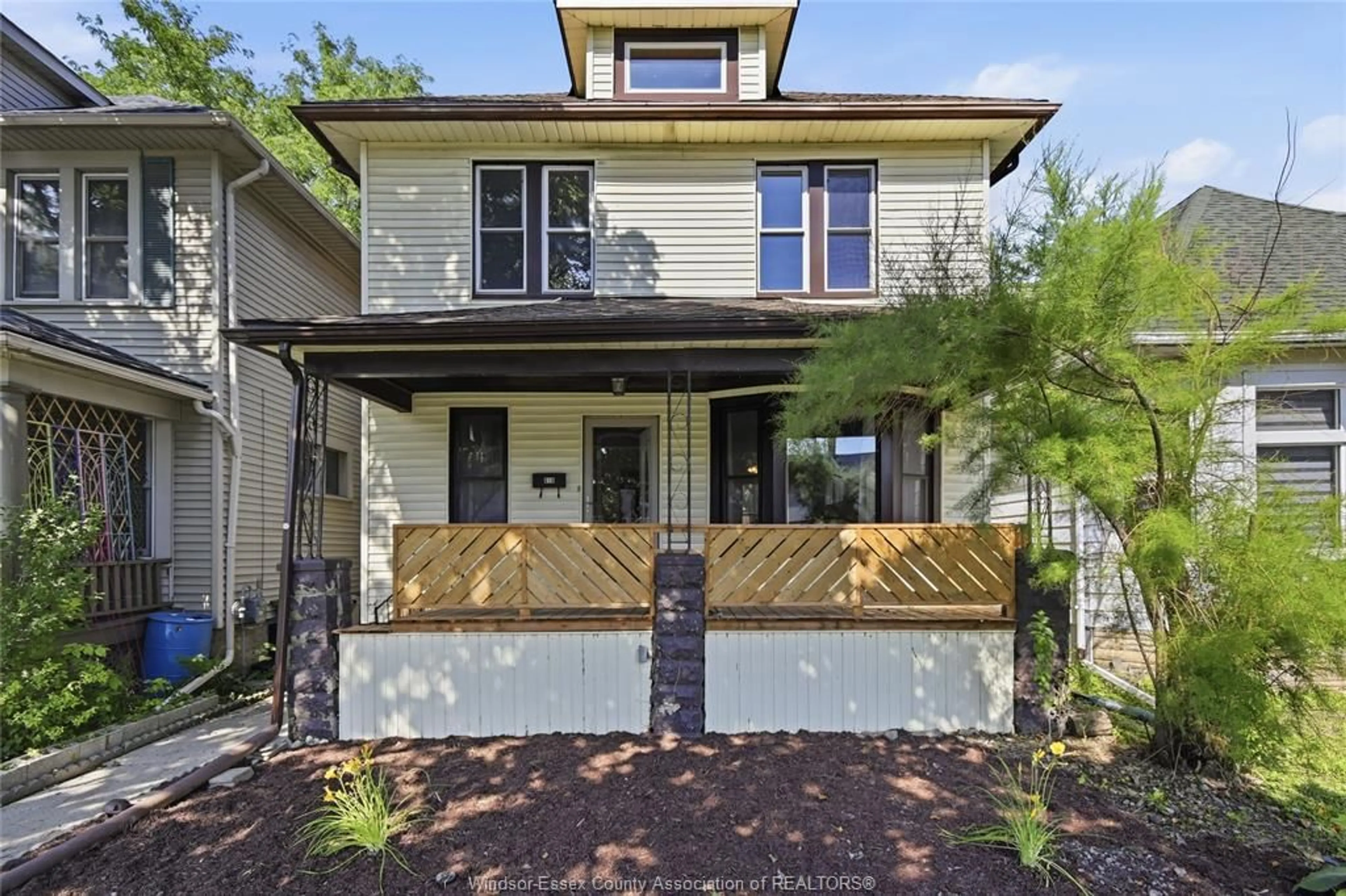 Home with brick exterior material, street for 916 LINCOLN Rd, Windsor Ontario N8Y 2H2