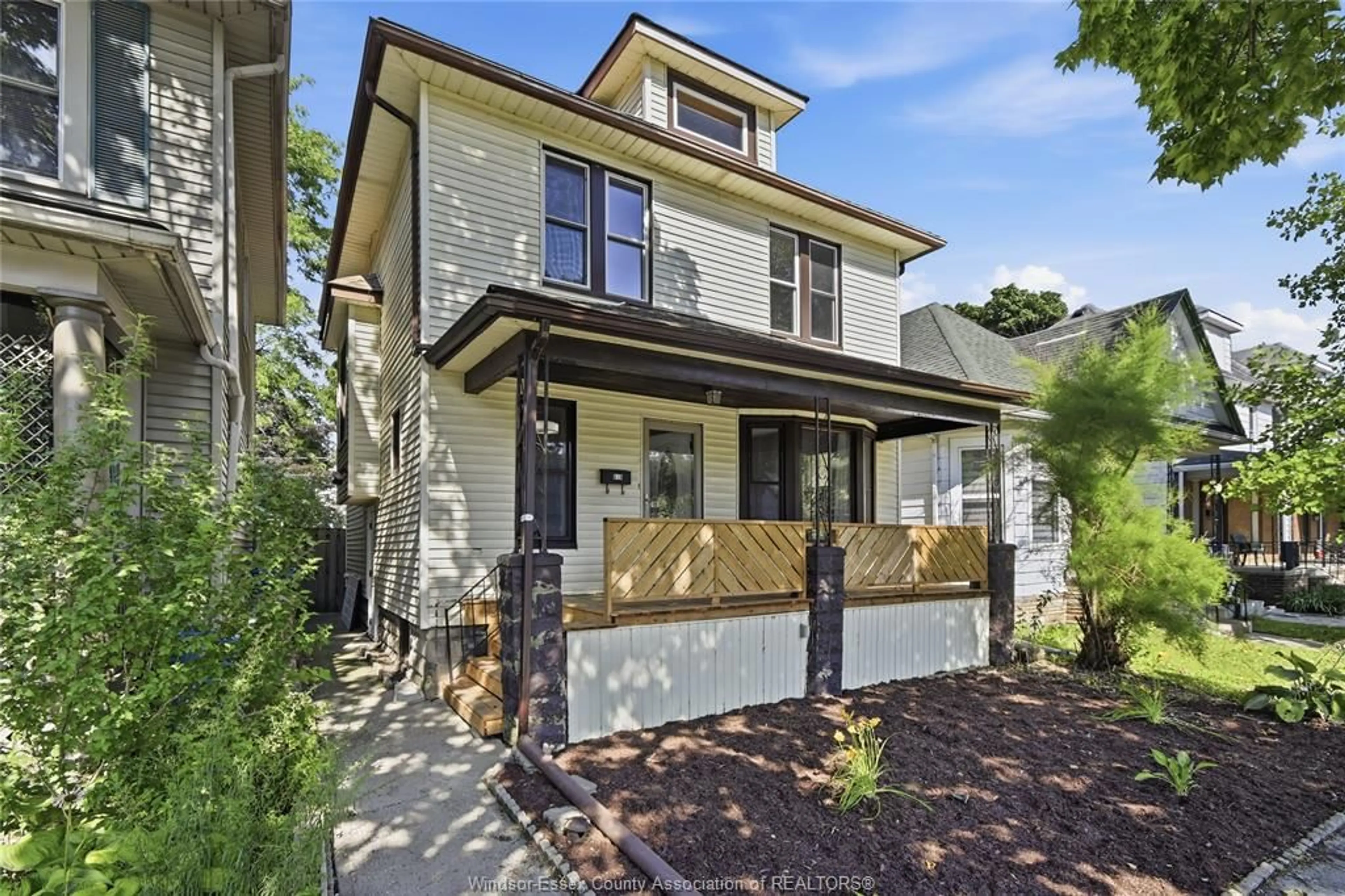 Home with brick exterior material, street for 916 LINCOLN Rd, Windsor Ontario N8Y 2H2