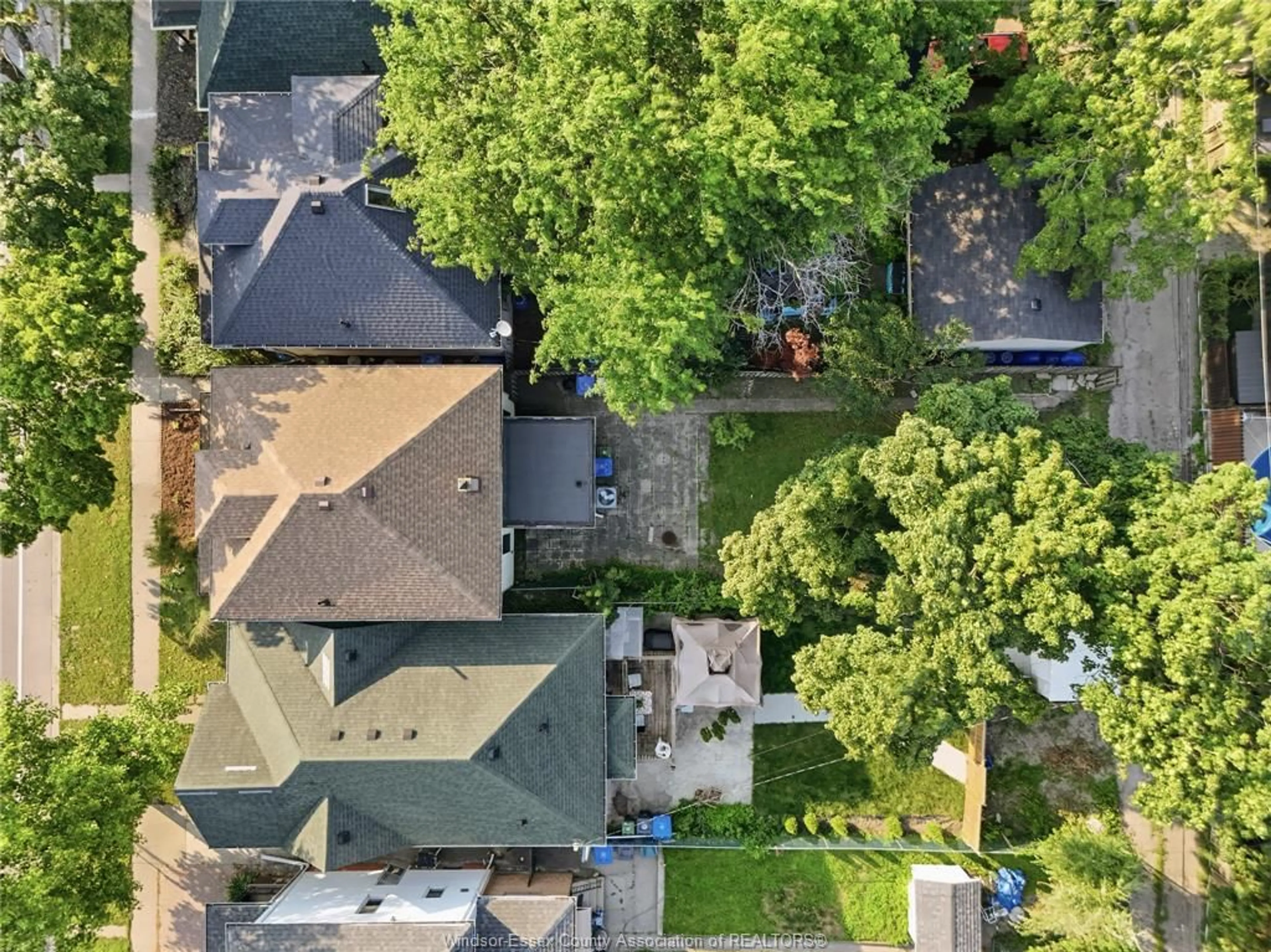 A pic from outside/outdoor area/front of a property/back of a property/a pic from drone, street for 916 LINCOLN Rd, Windsor Ontario N8Y 2H2
