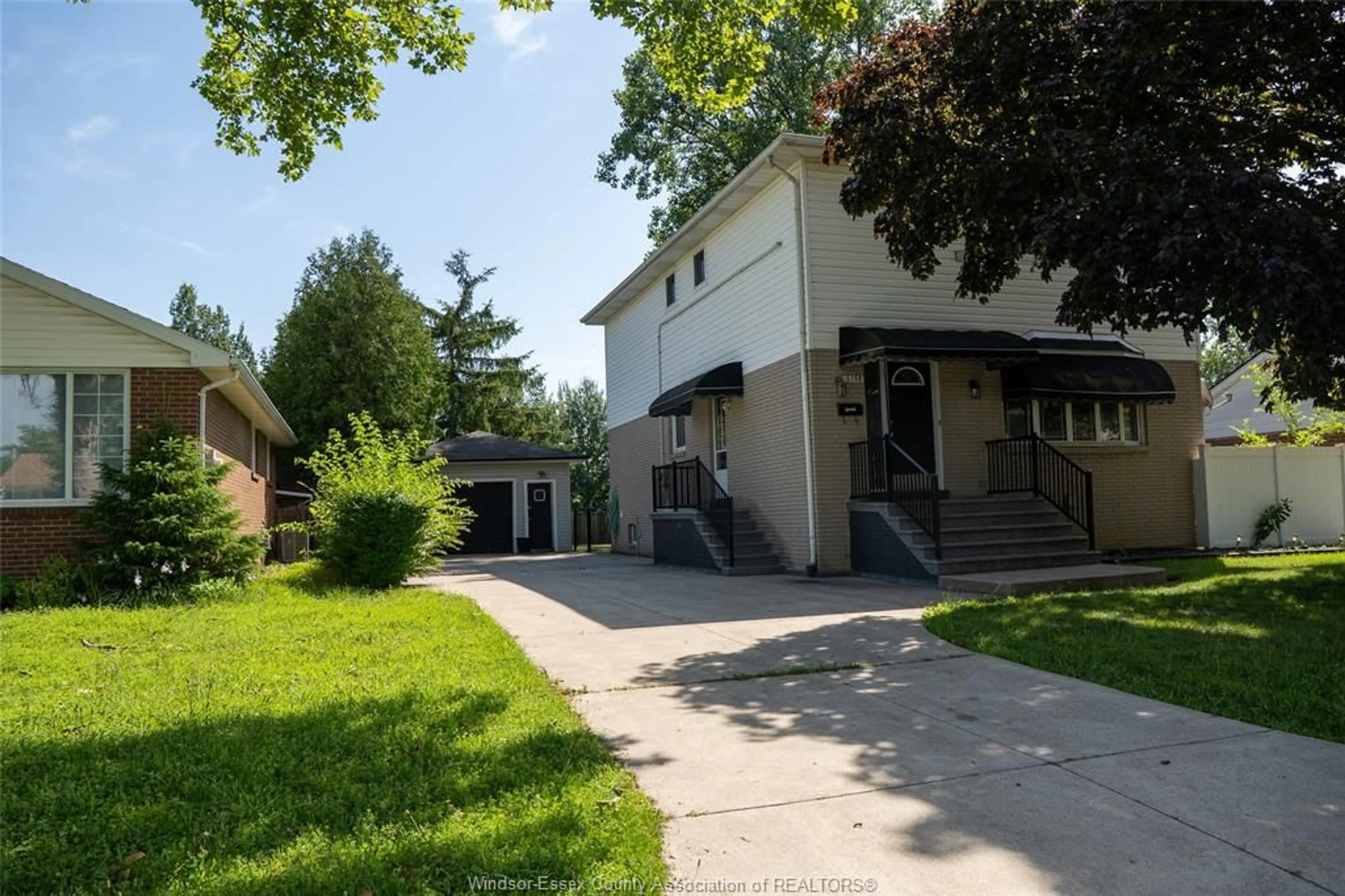 A pic from outside/outdoor area/front of a property/back of a property/a pic from drone, street for 3138 HARTLEY Dr, Windsor Ontario N8T 1Z2