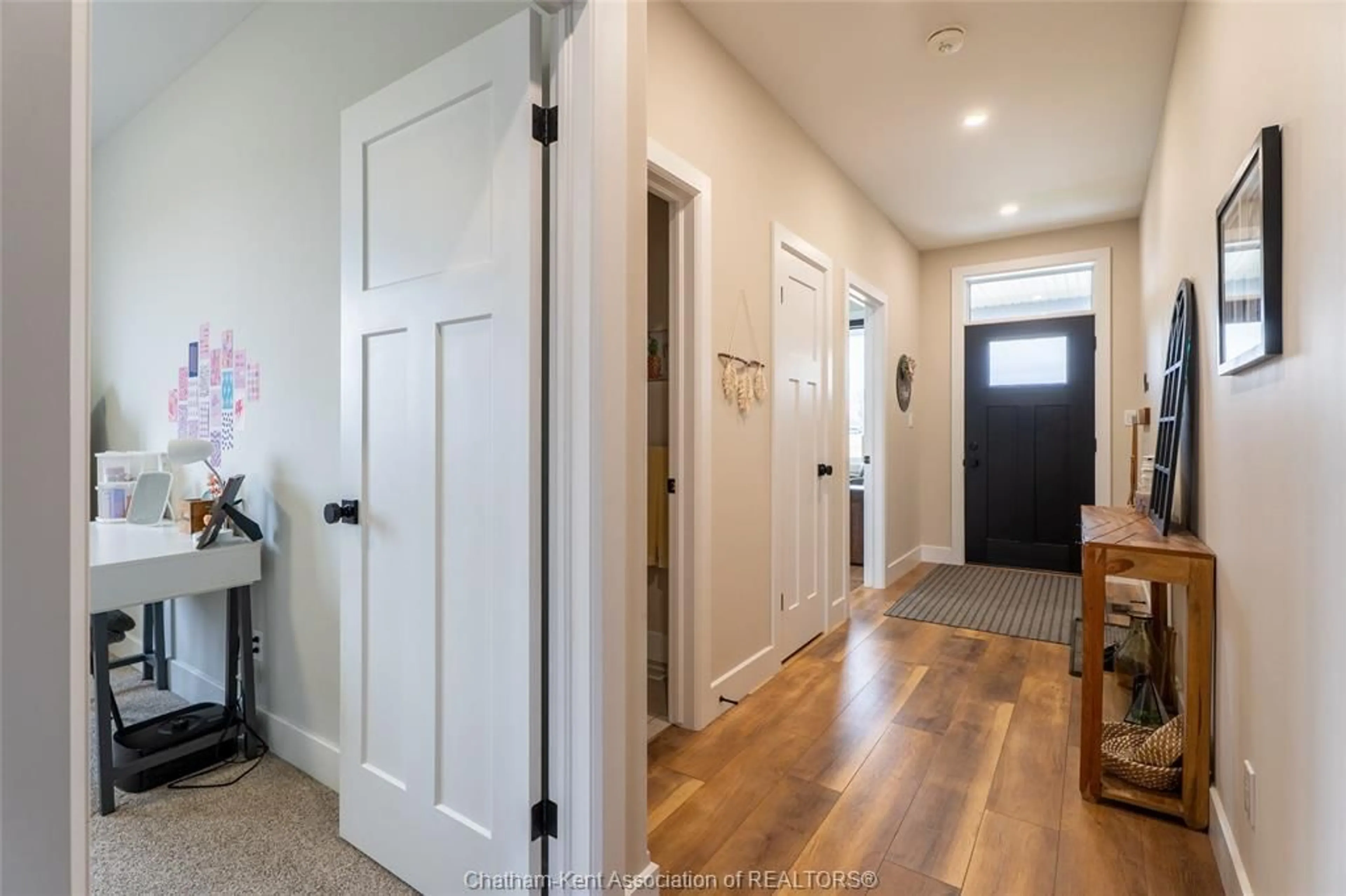 Indoor entryway for 9 HENSON St, Dresden Ontario N0P 1M0